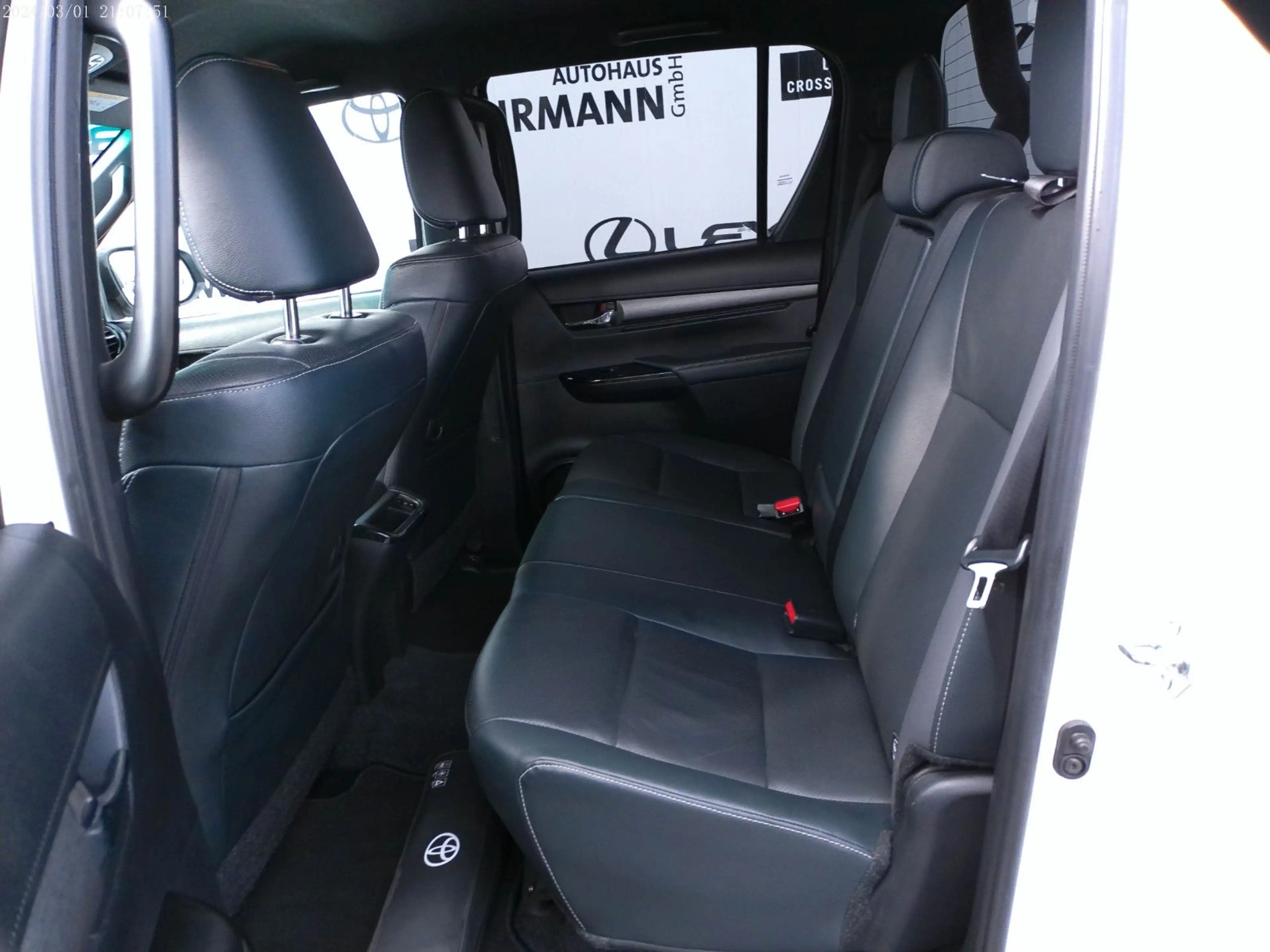 Toyota Hilux Double Cab Invincible 4x4*Bügel*Rollo*AHK* — photo 9