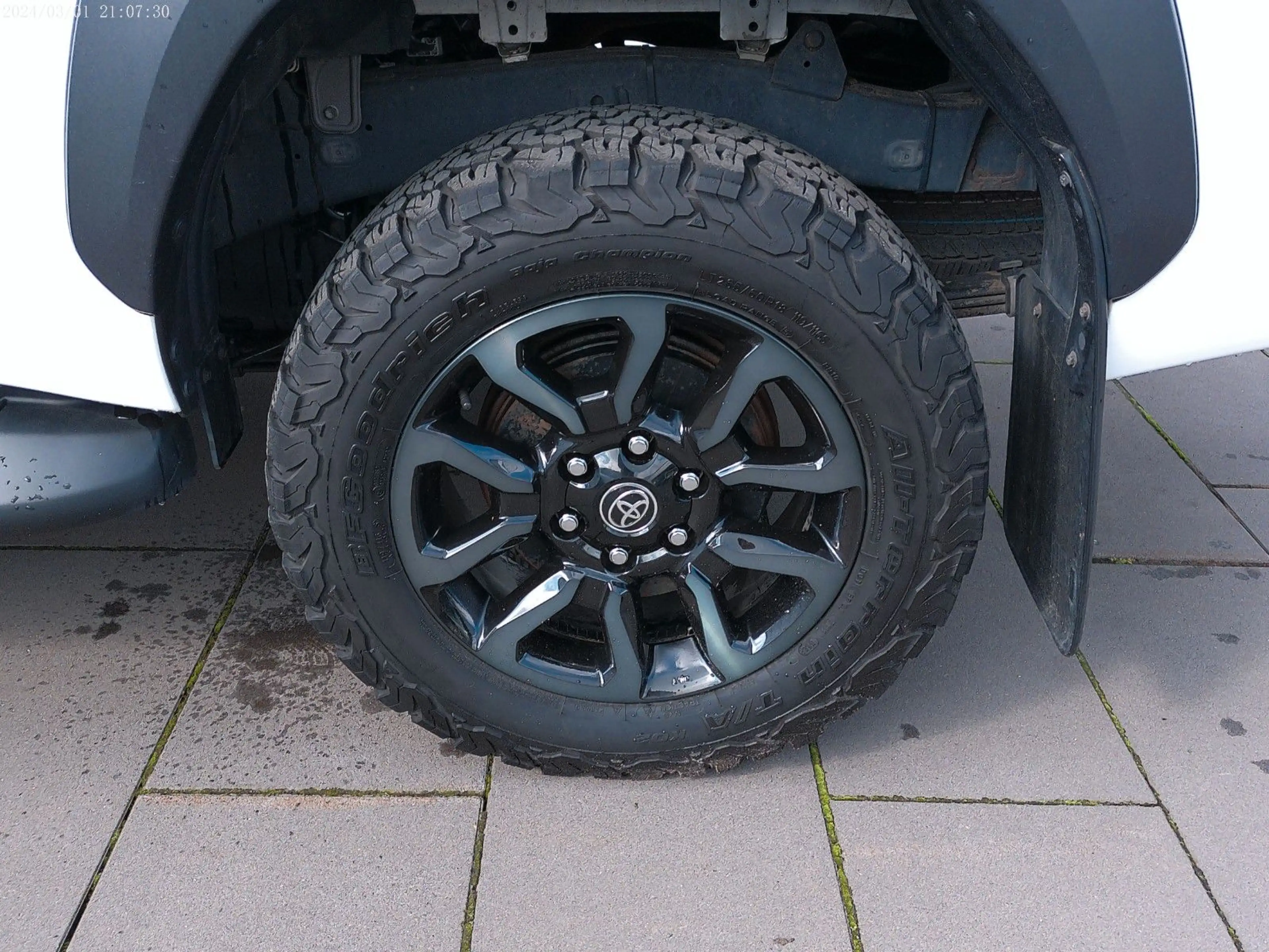 Toyota Hilux Double Cab Invincible 4x4*Bügel*Rollo*AHK* — photo 7