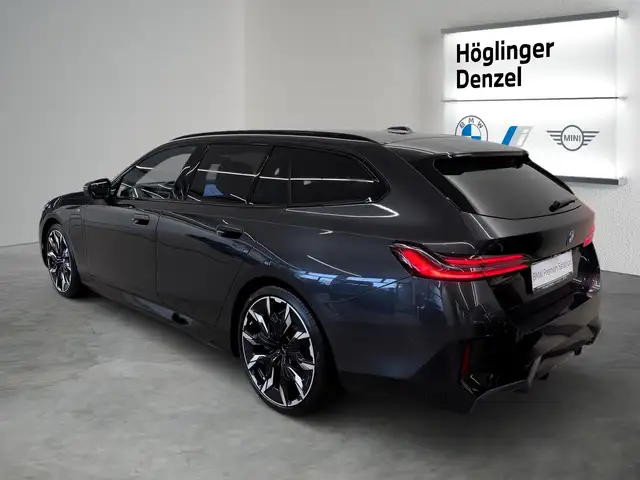 BMW 5 Series view 10