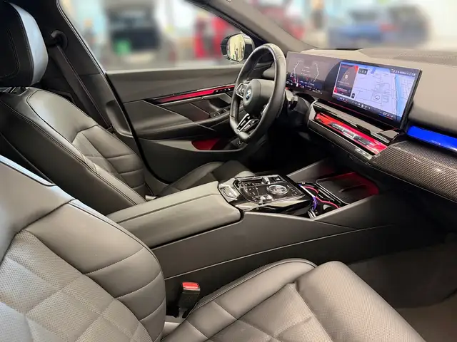 BMW 5 Series view 13