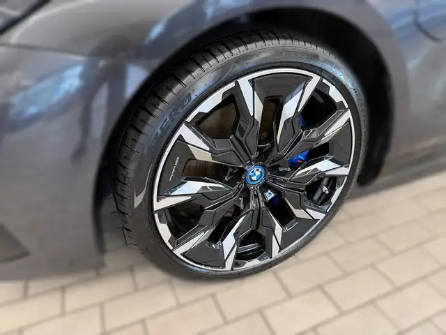 BMW 5 Series view 3