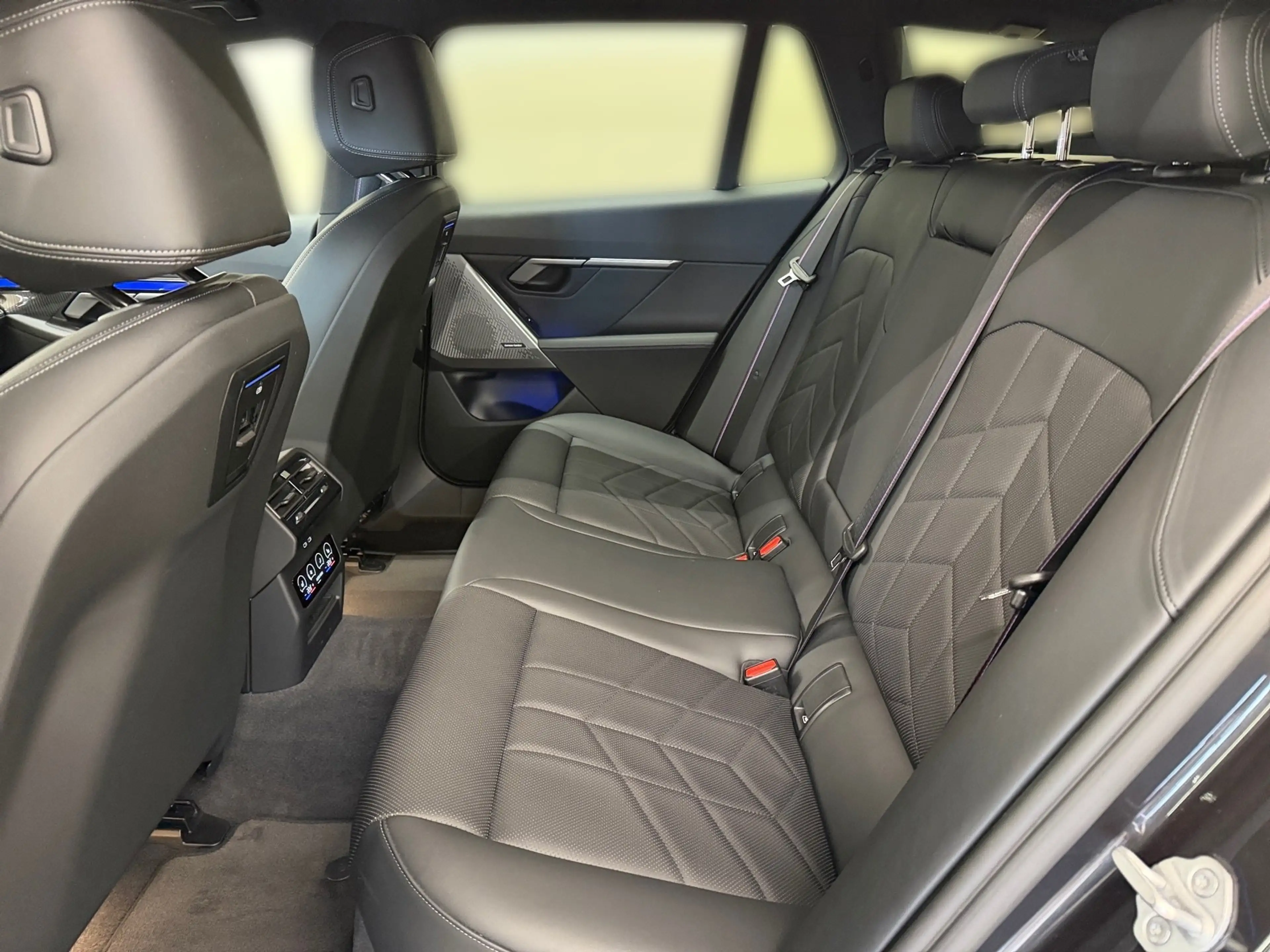 BMW 550 e xDrive — photo 7