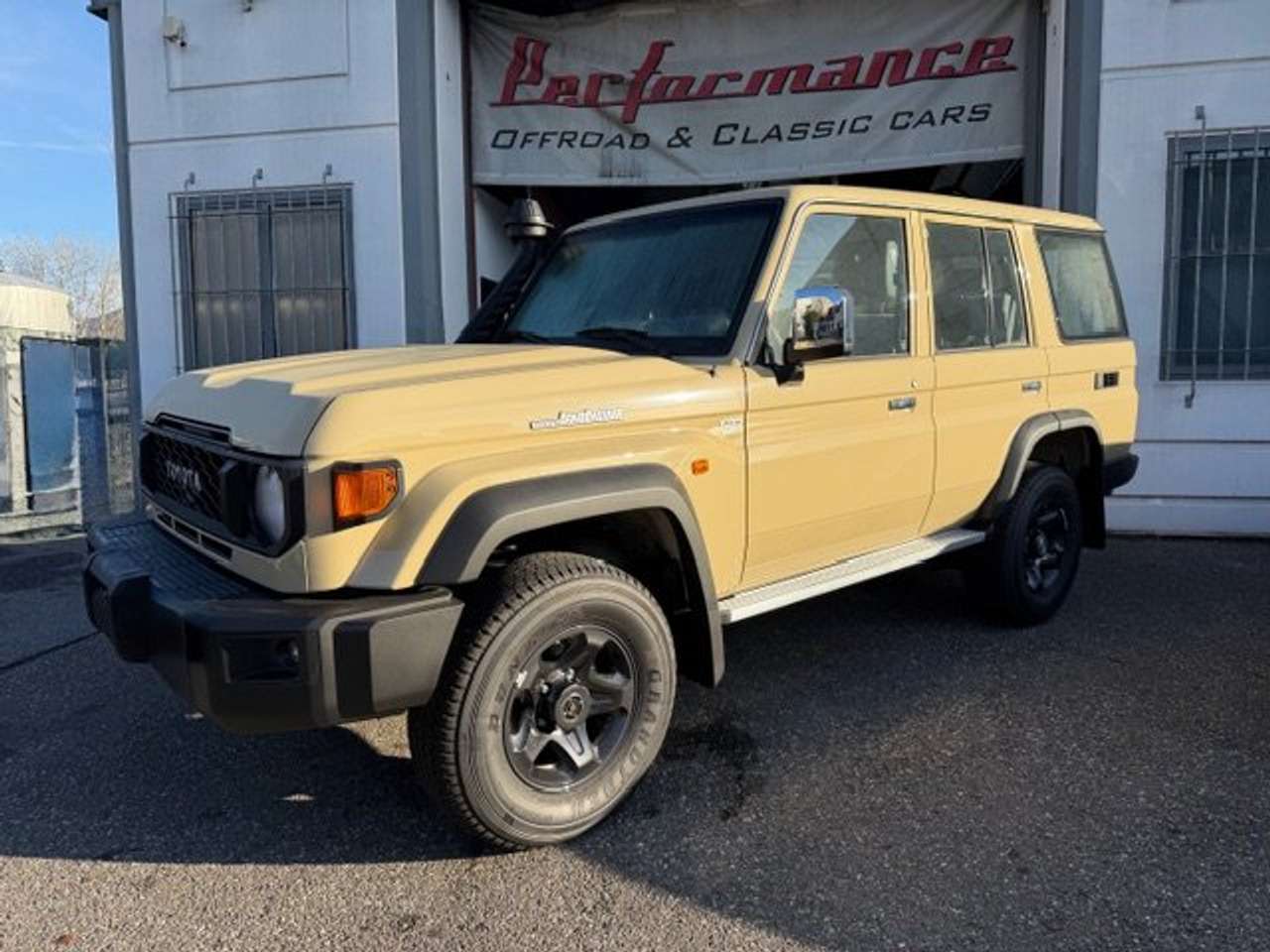 Toyota Land Cruiser GRJ 76 LX  4.0 V6  AUTOCARRO N 1