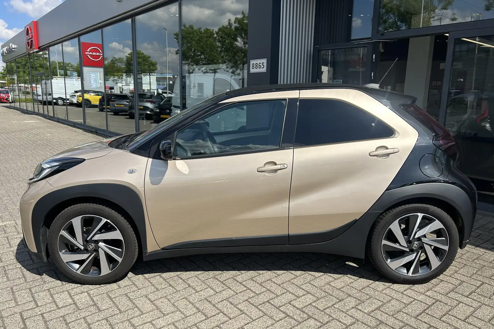 Toyota Aygo X 1.0 VVT-i MT Premium Elektrisch vouwdak \ Two tone Brun - 2