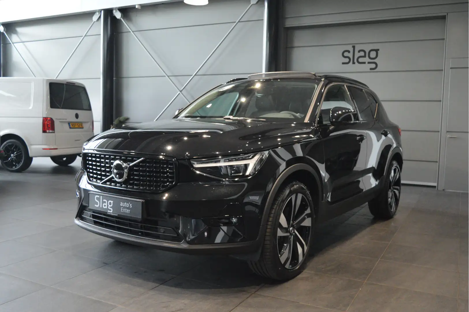 Volvo XC40 2.0 B3 Plus Dark leer pano camera harman kardon 20 Zwart - 2