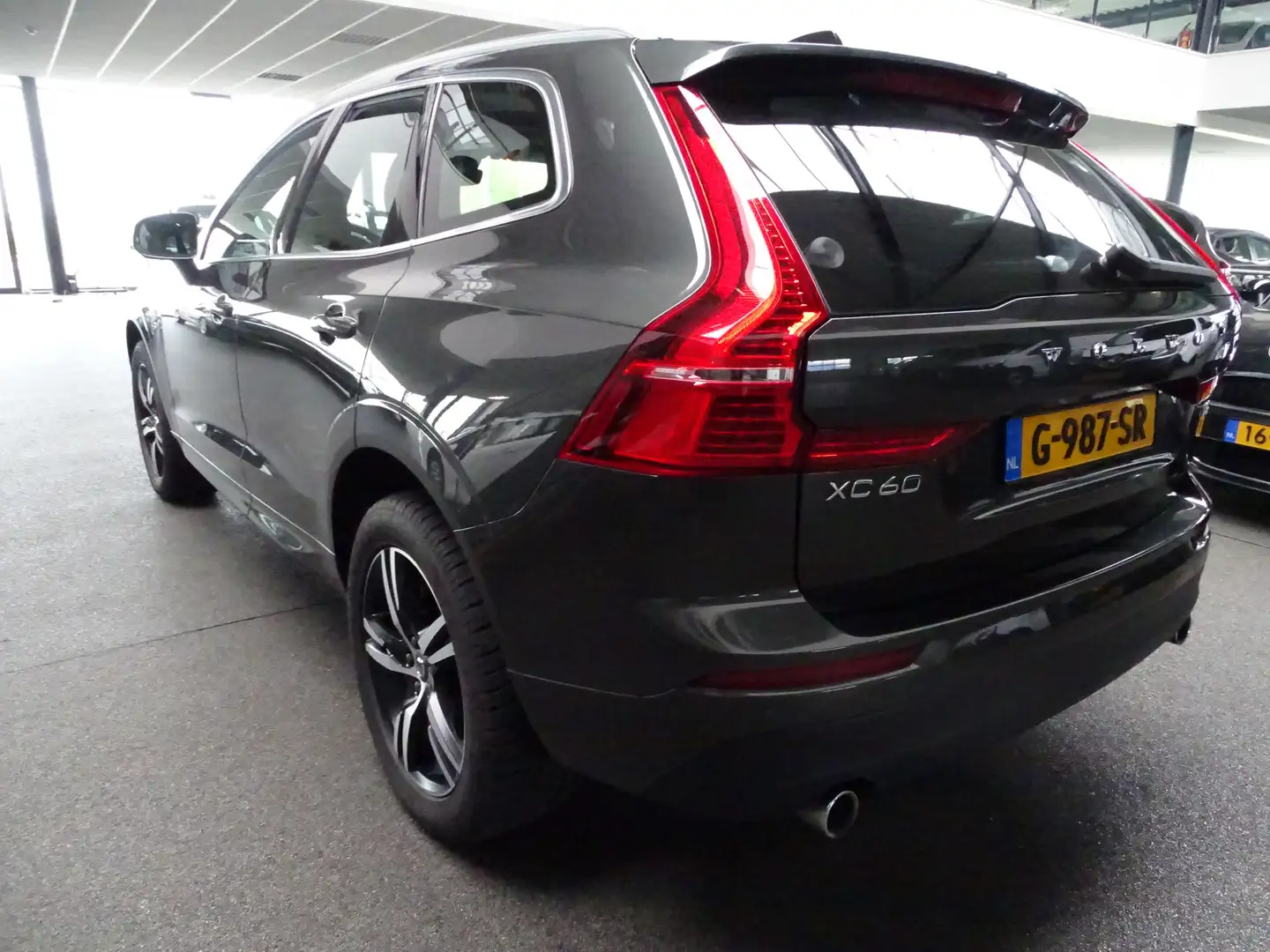 Volvo XC60 2.0 T8 Twin Engine AWD Momentum Pro, NL-Auto Pano, Gris - 2