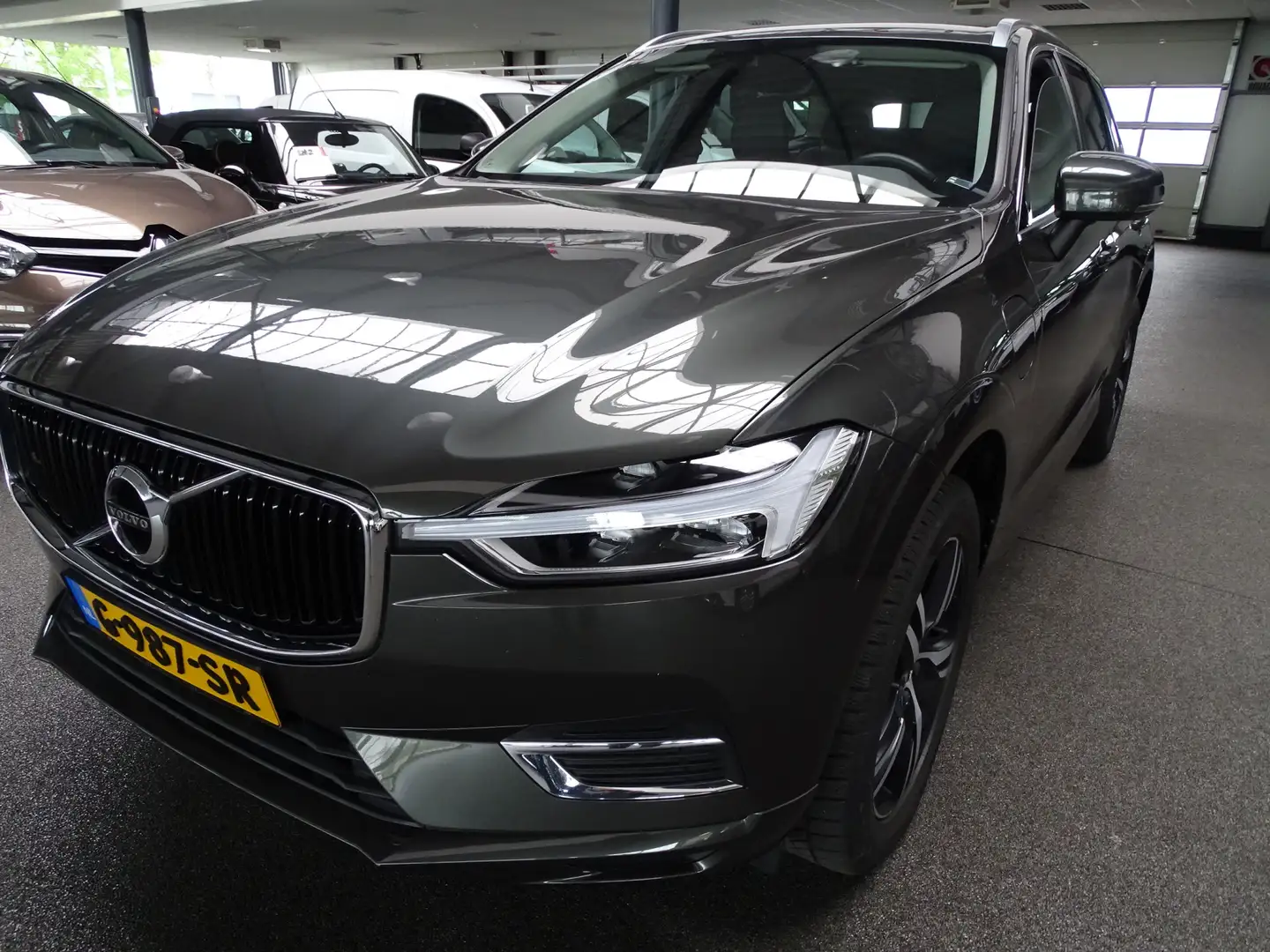 Volvo XC60 2.0 T8 Twin Engine AWD Momentum Pro, NL-Auto Pano, Gris - 1