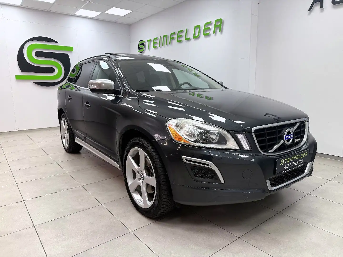 Volvo XC60 2.4 D5 R-Design AWD PANORAMA/XENON Gris - 1