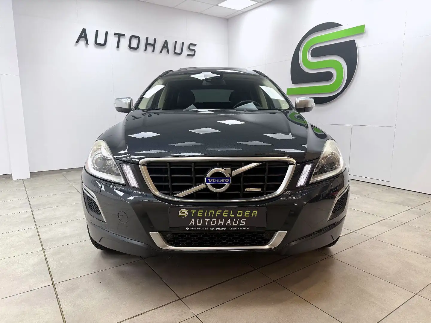 Volvo XC60 2.4 D5 R-Design AWD PANORAMA/XENON Gris - 2