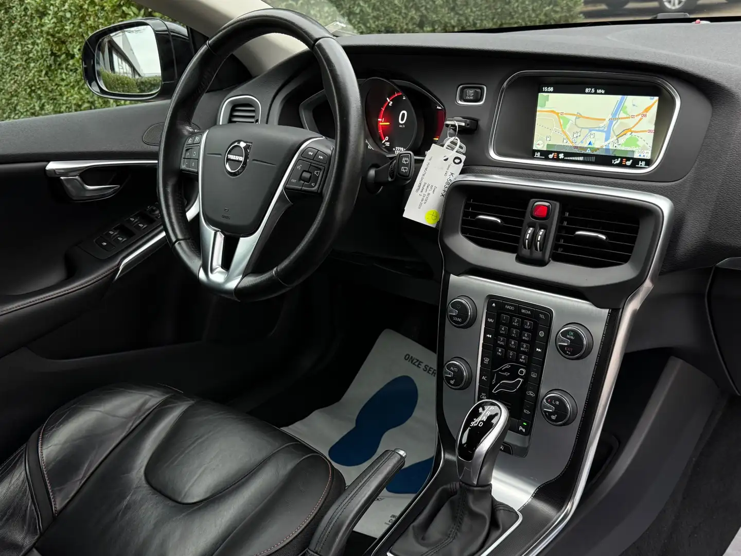 Volvo V40 2.0 D3 - INSCRIPTION - OCEAN RACE - AUTOMAAT - ZWA Nero - 2