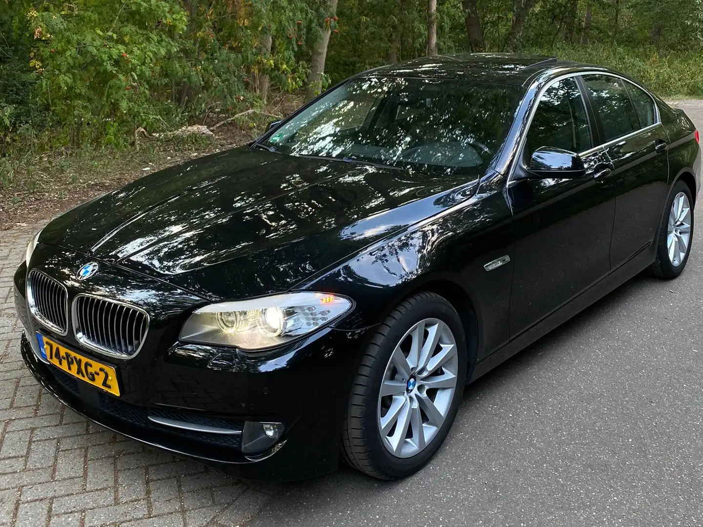 BMW 528 i High Executive | Soft close | HUD | Open dak ect Zwart - 1