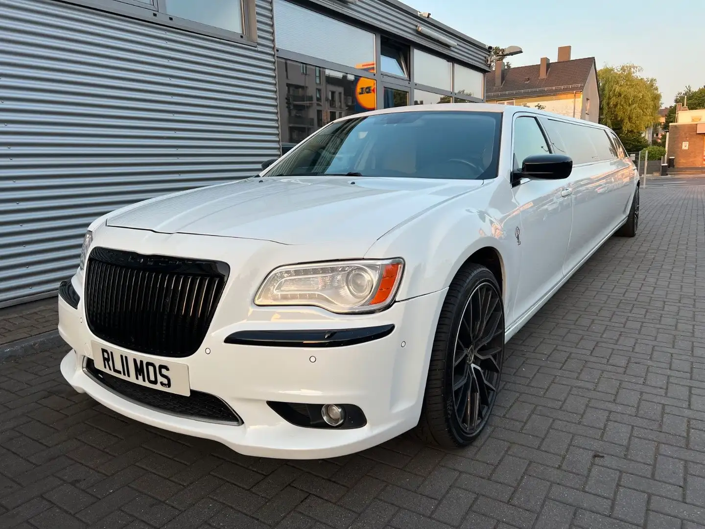 Chrysler 300C /Stretch Limousine Bílá - 1