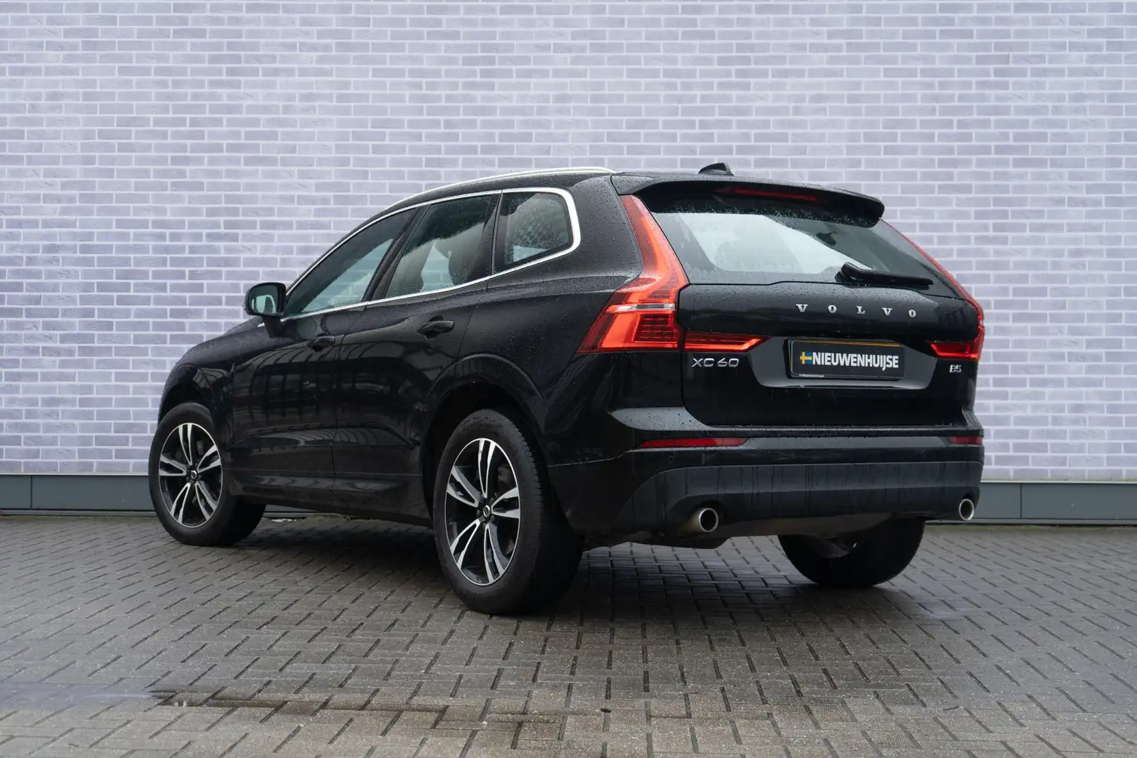 Volvo XC60 B5 Momentum Pro | Navi | Stoelverwarming | Cruise Zwart - 2