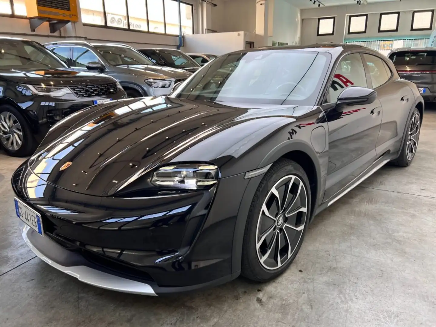 Porsche Taycan 4 Cross Turismo Schwarz - 2