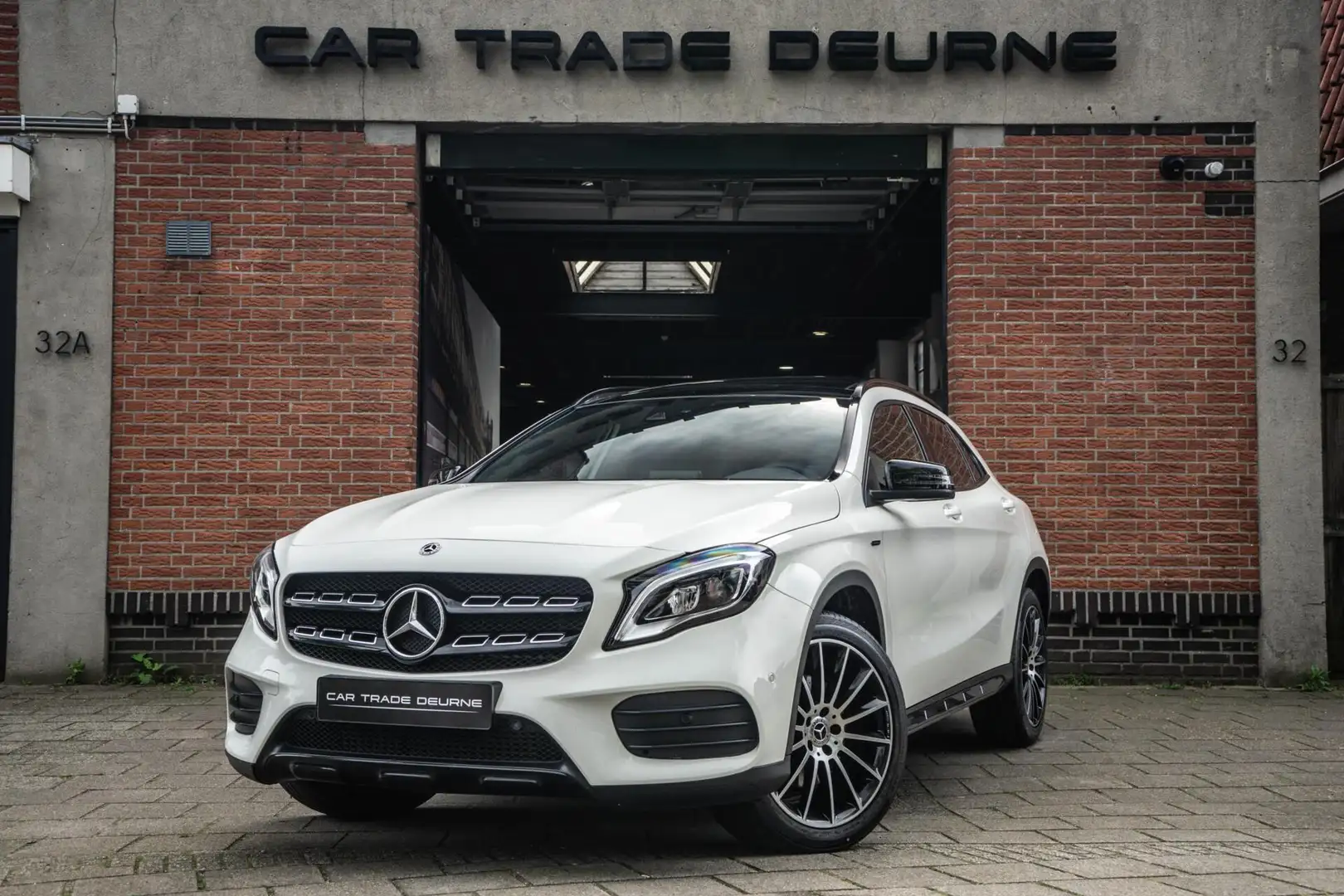 Mercedes-Benz GLA 220 4MATIC AMG Line Pano / Camera / Keyless Wit - 1