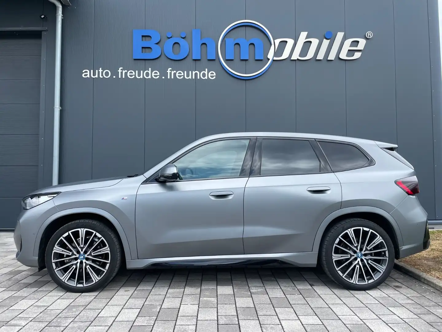 BMW iX1 xDrive30/M-Sport/Pano/ACC/HK/Memory/HUD/20" Grau - 1
