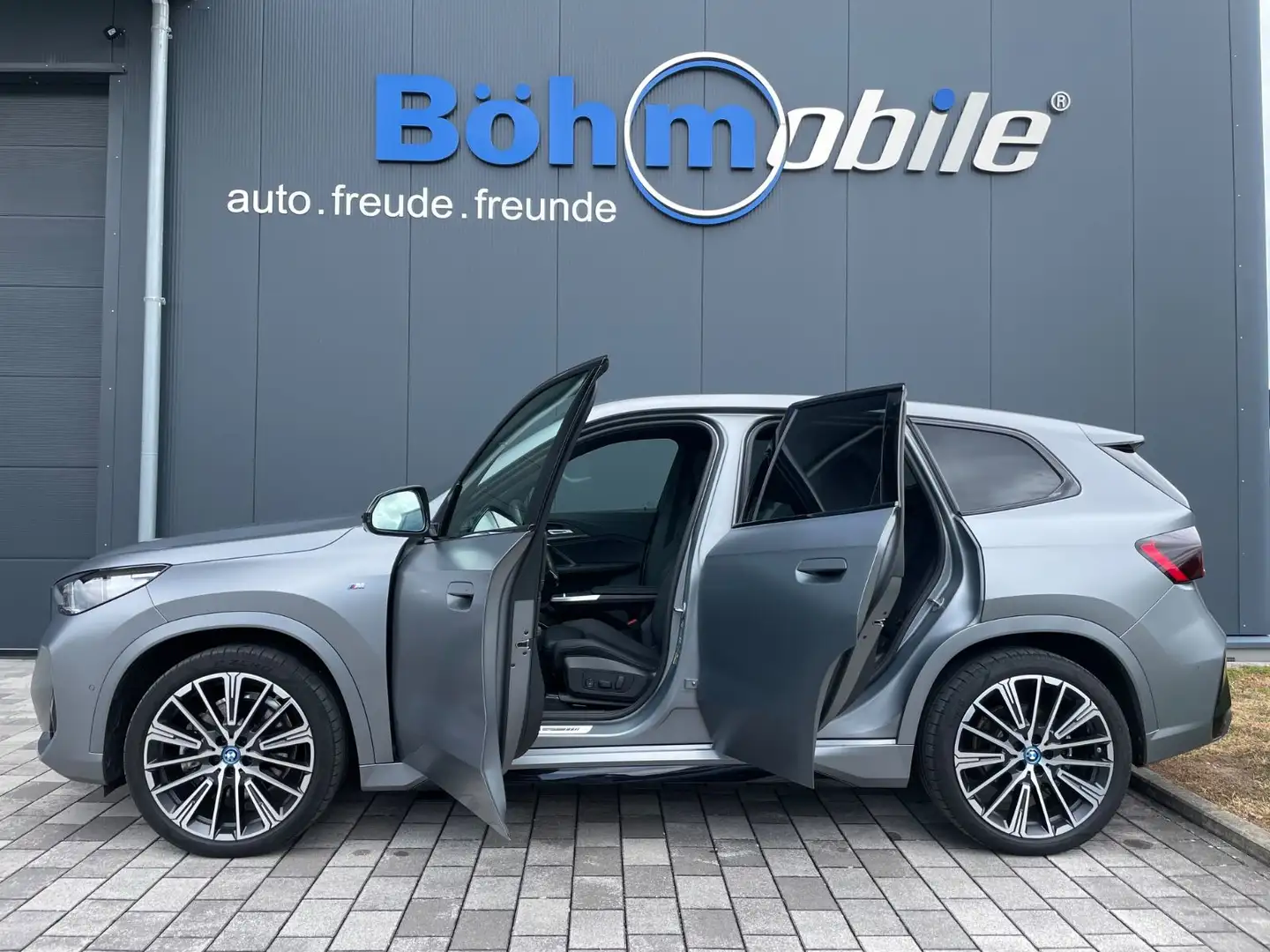 BMW iX1 xDrive30/M-Sport/Pano/ACC/HK/Memory/HUD/20" Grau - 2
