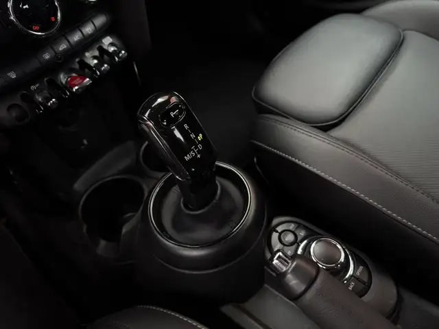 Mini Hatch view 12
