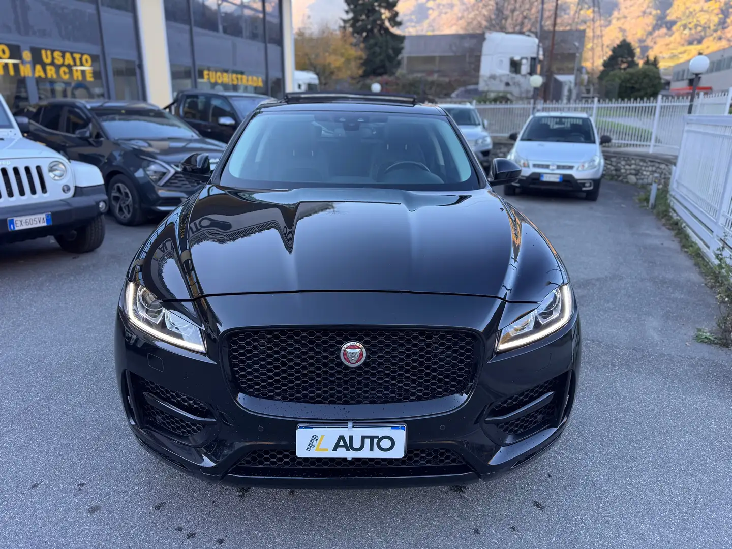 Jaguar F-Pace F-Pace 2015 2.0d i4 R-Sport awd 180cv auto my18 Nero - 2