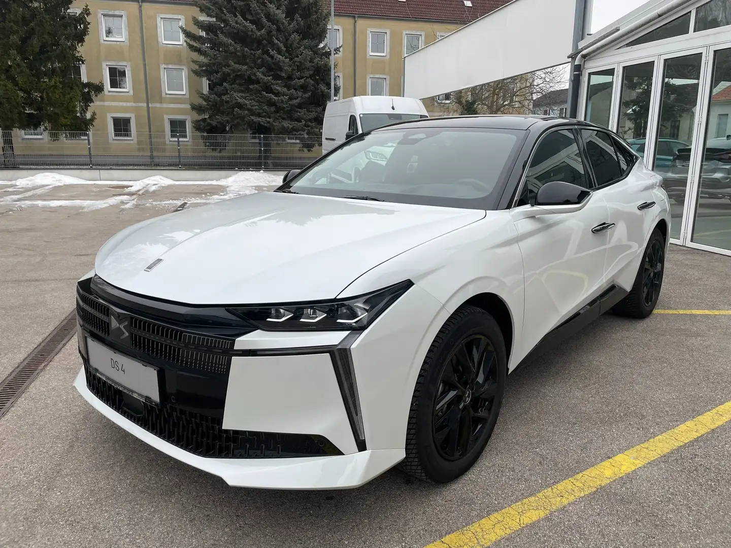DS Automobiles N°4 Etoile Nappaleder Plug-In Hybrid 225PS Weiß - 1