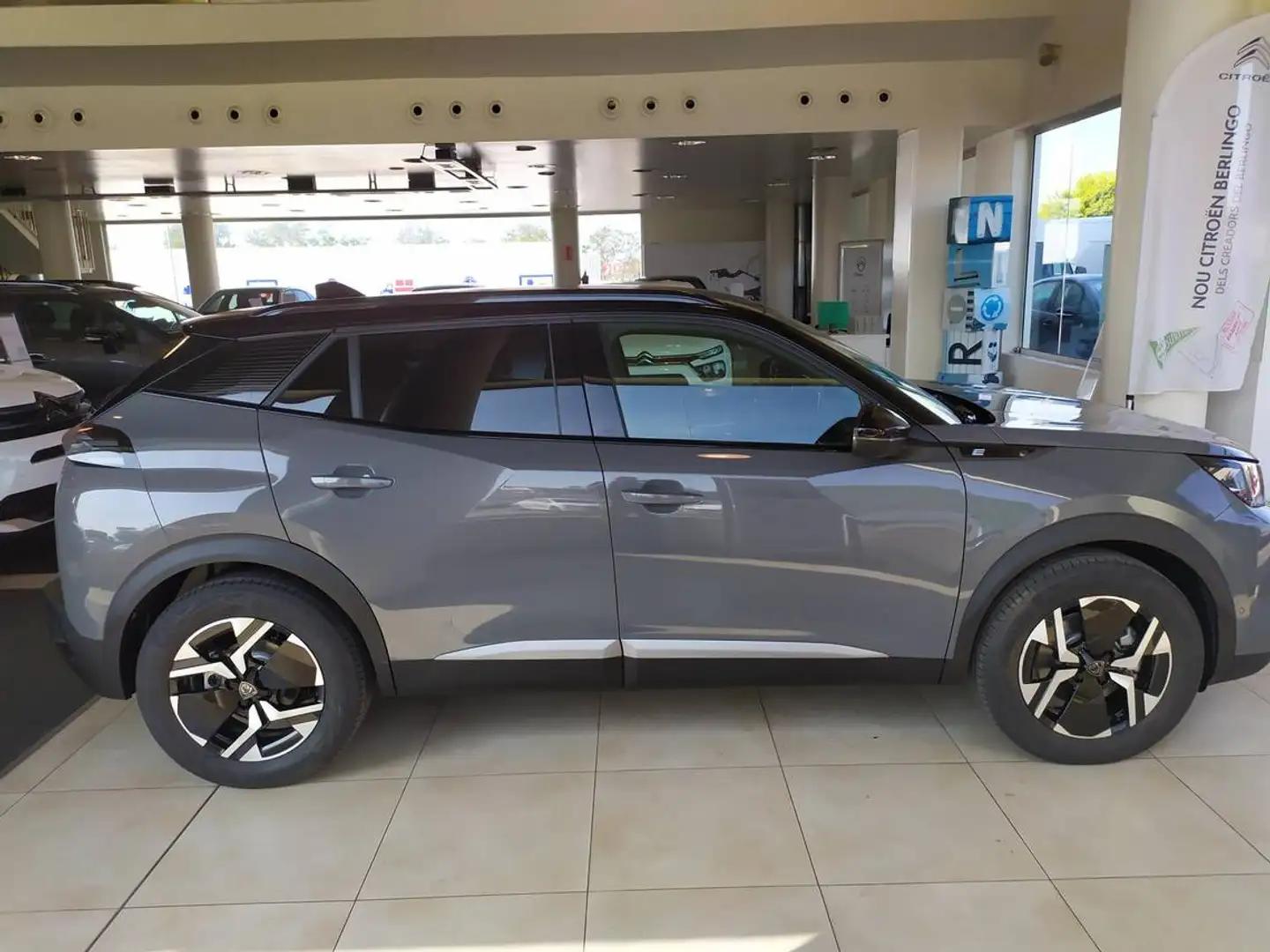 Peugeot 2008 GT Eléctrico 100kW Gris - 2