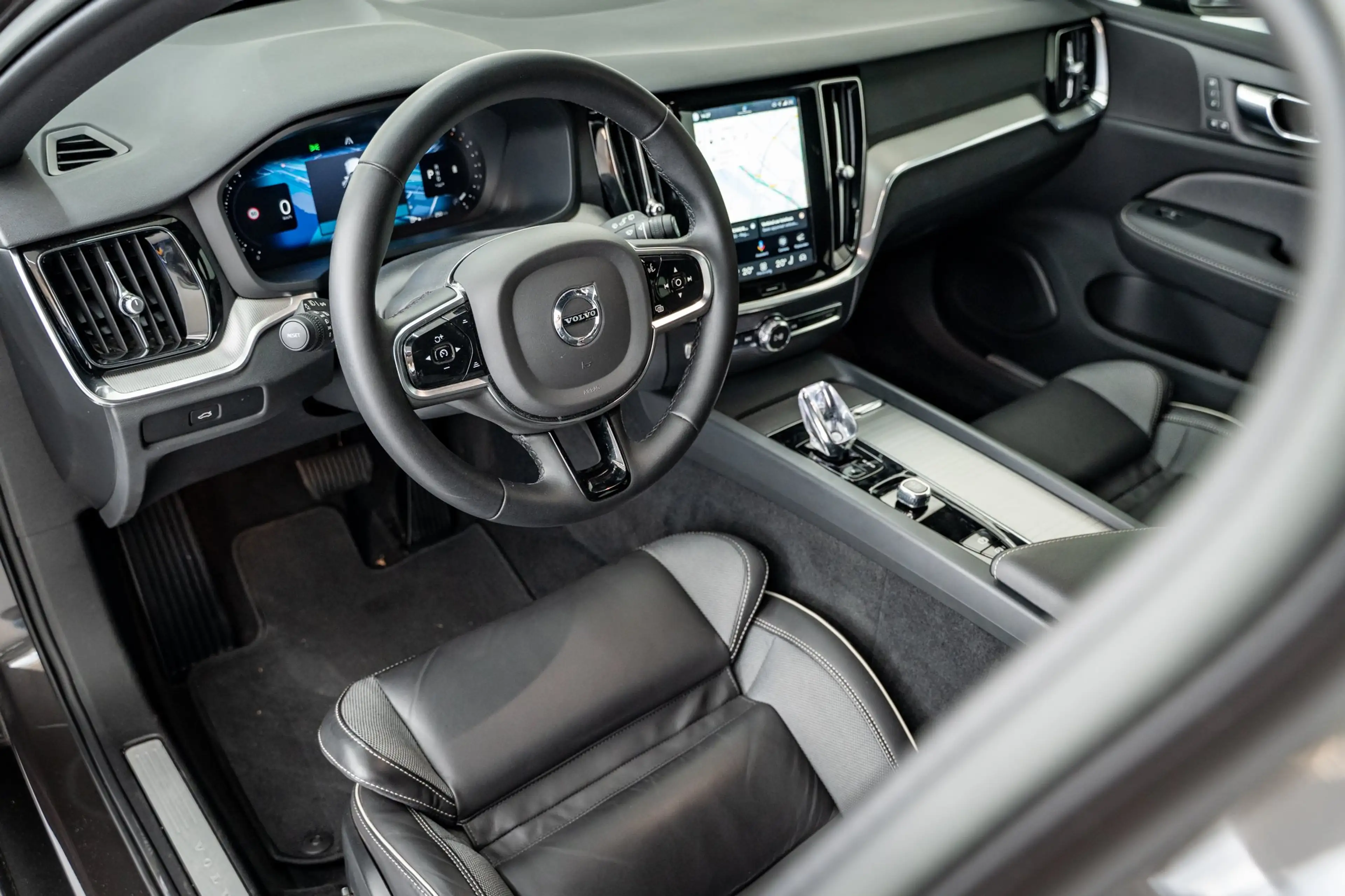 Volvo V60 Cross Country V60 B5 250PK Plus Bright Cross Country | Adap crui — photo 4