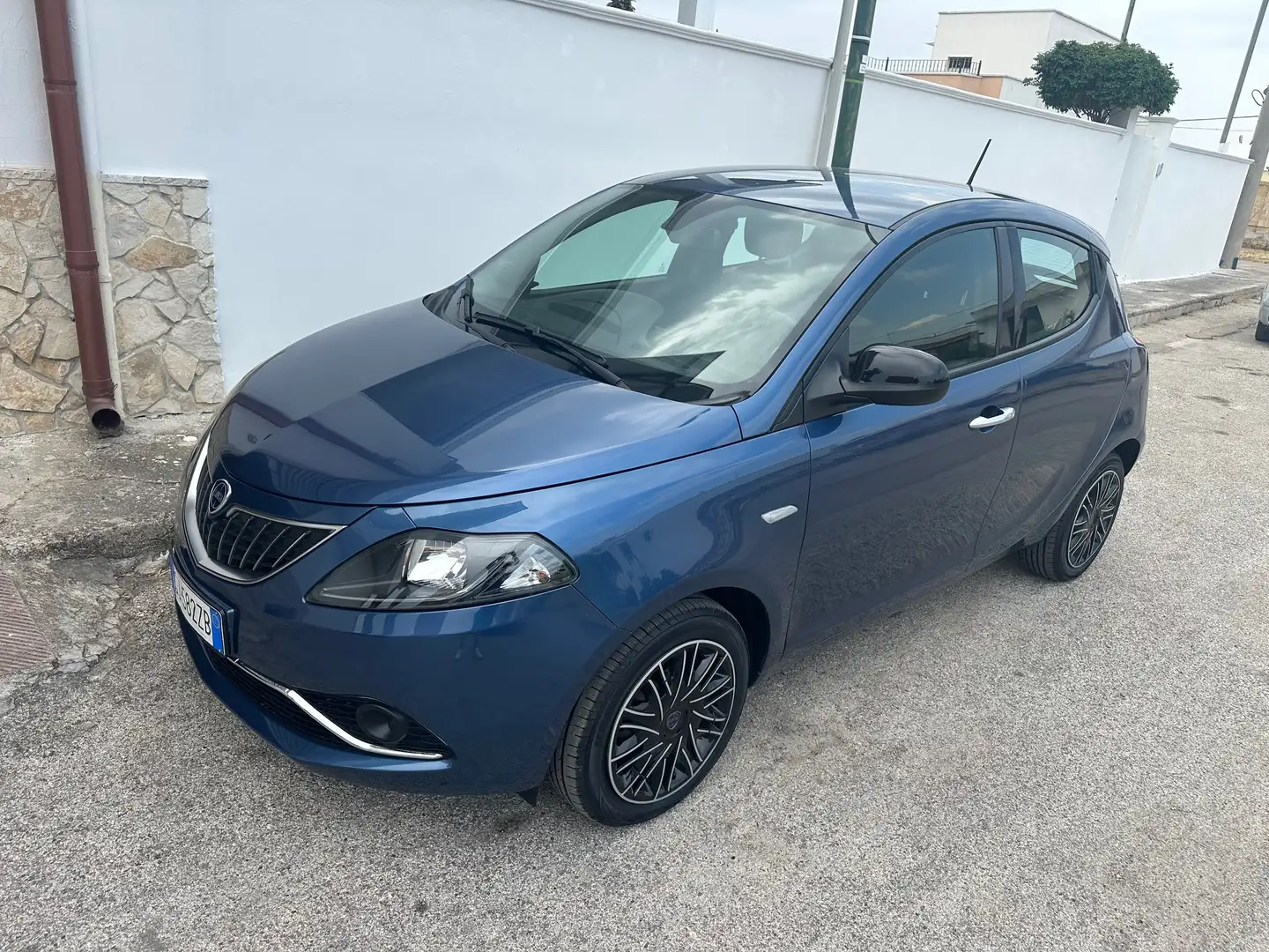 Lancia Ypsilon 1.0 firefly hybrid Silver s&s 70cv Bleu - 1