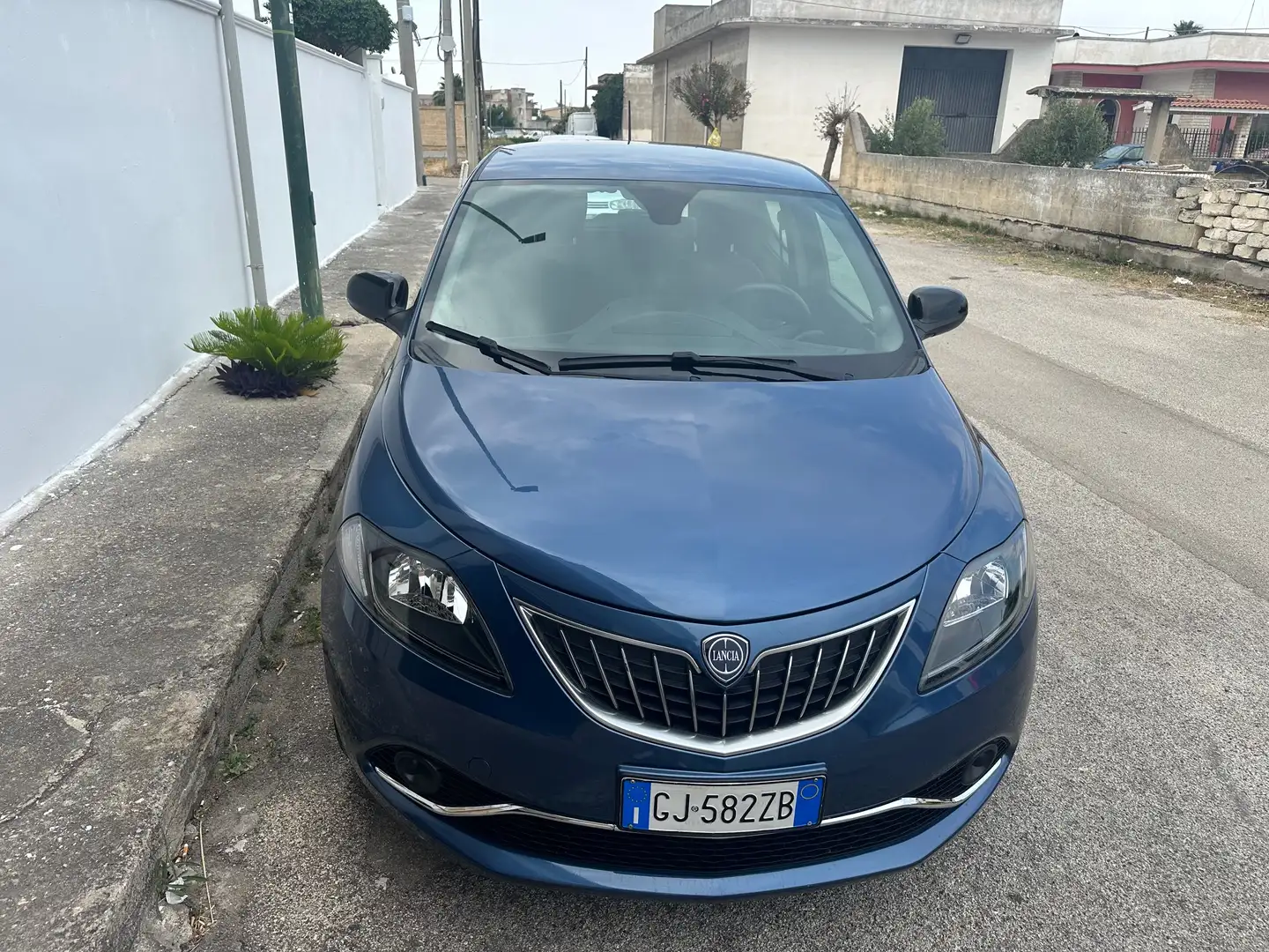 Lancia Ypsilon 1.0 firefly hybrid Silver s&s 70cv Bleu - 2