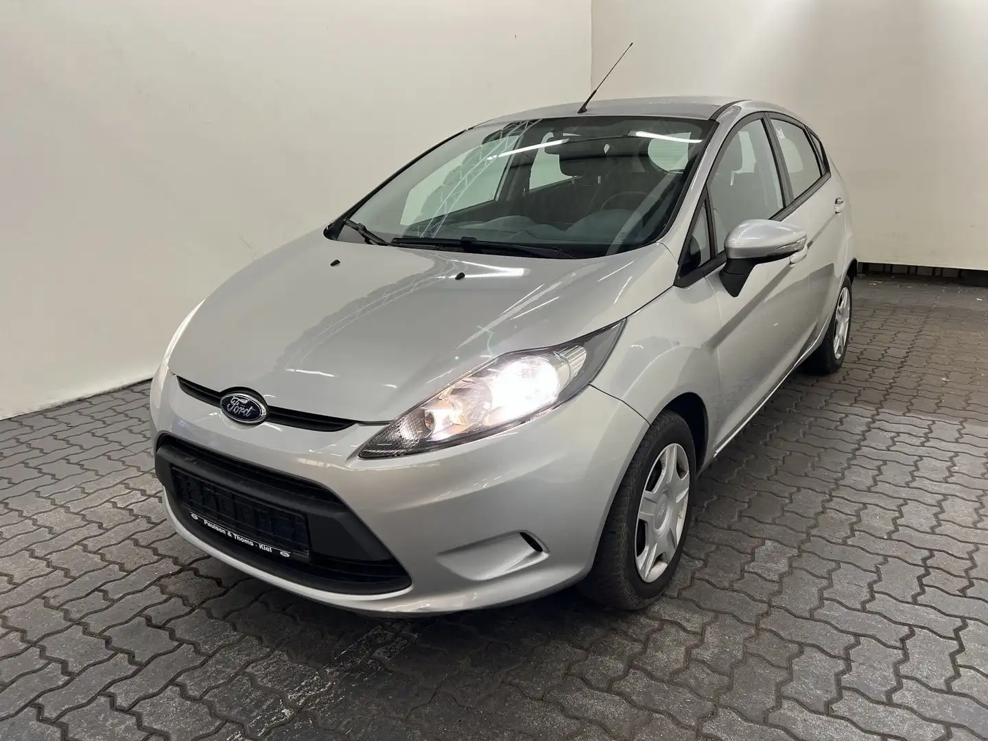 Ford Fiesta 1.25 Trend 12 Monaten gebraucht Garantie Срібний - 2