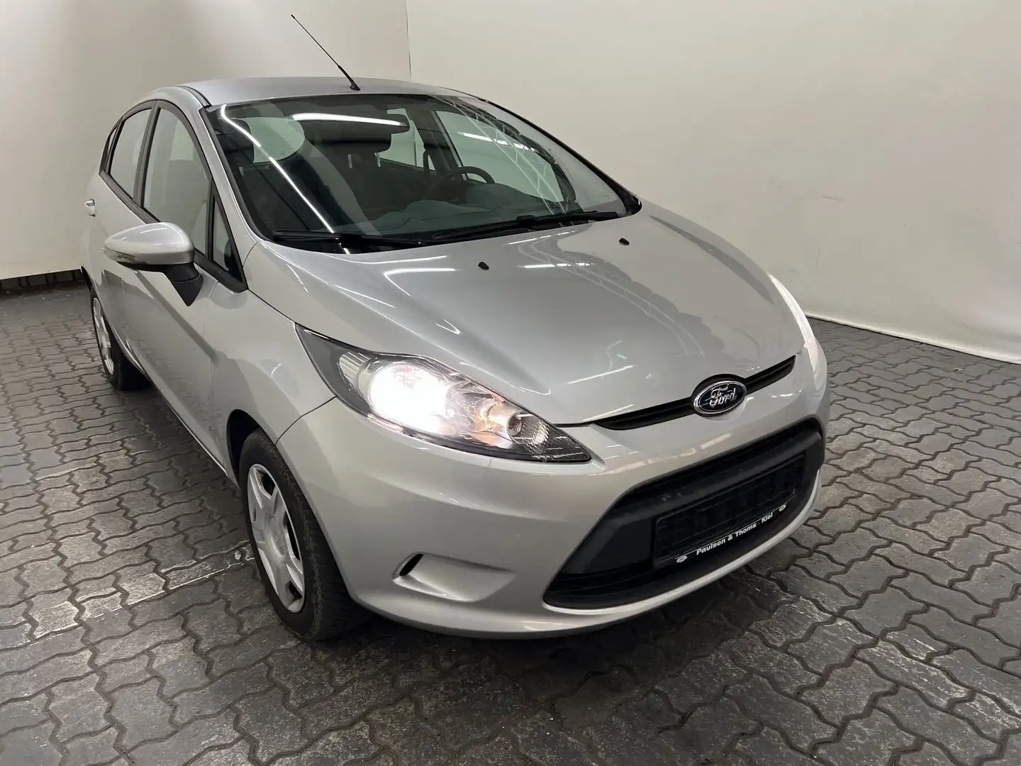 Ford Fiesta 1.25 Trend 12 Monaten gebraucht Garantie Срібний - 1