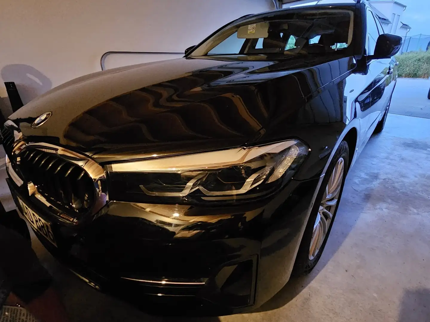 BMW 520 d (G31)*HUD*AHK*DAB*Driving Assistent* Schwarz - 1