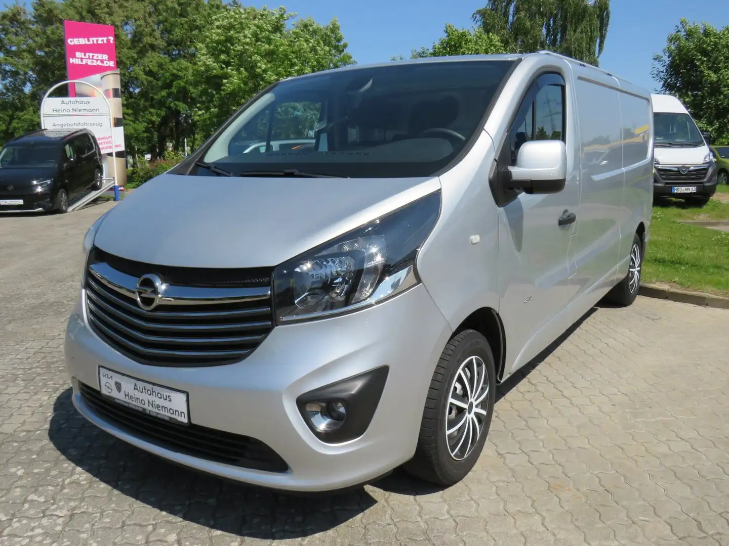 Opel Vivaro 1.6 CDTi *CAMPERAUSBAU*NAVI*AHK*RFK*STANDHEIZG*SH* Silber - 1