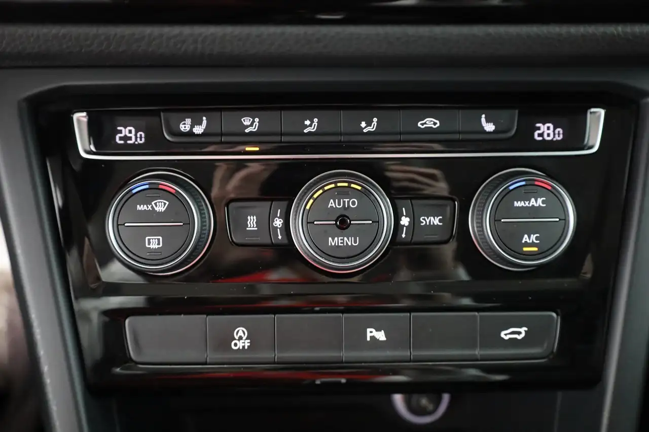 Volkswagen Touran 1.5 TSI DSG Matrix ACC AHK Kamera 13