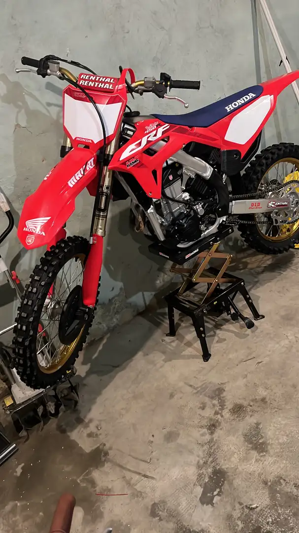 Honda CRF 450 50th red moto - 1