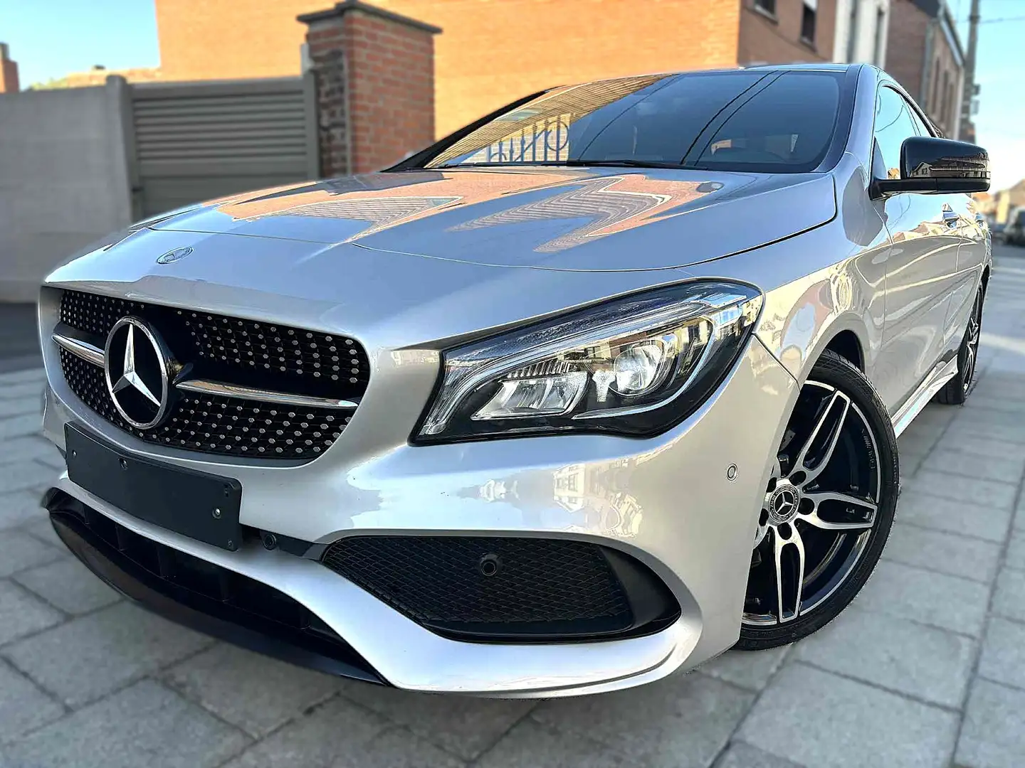 Mercedes-Benz CLA 180 D PACK AMG/CARPLAY-GPS-CAMERA-ALCANTARA/GARANTiE! Gris - 2