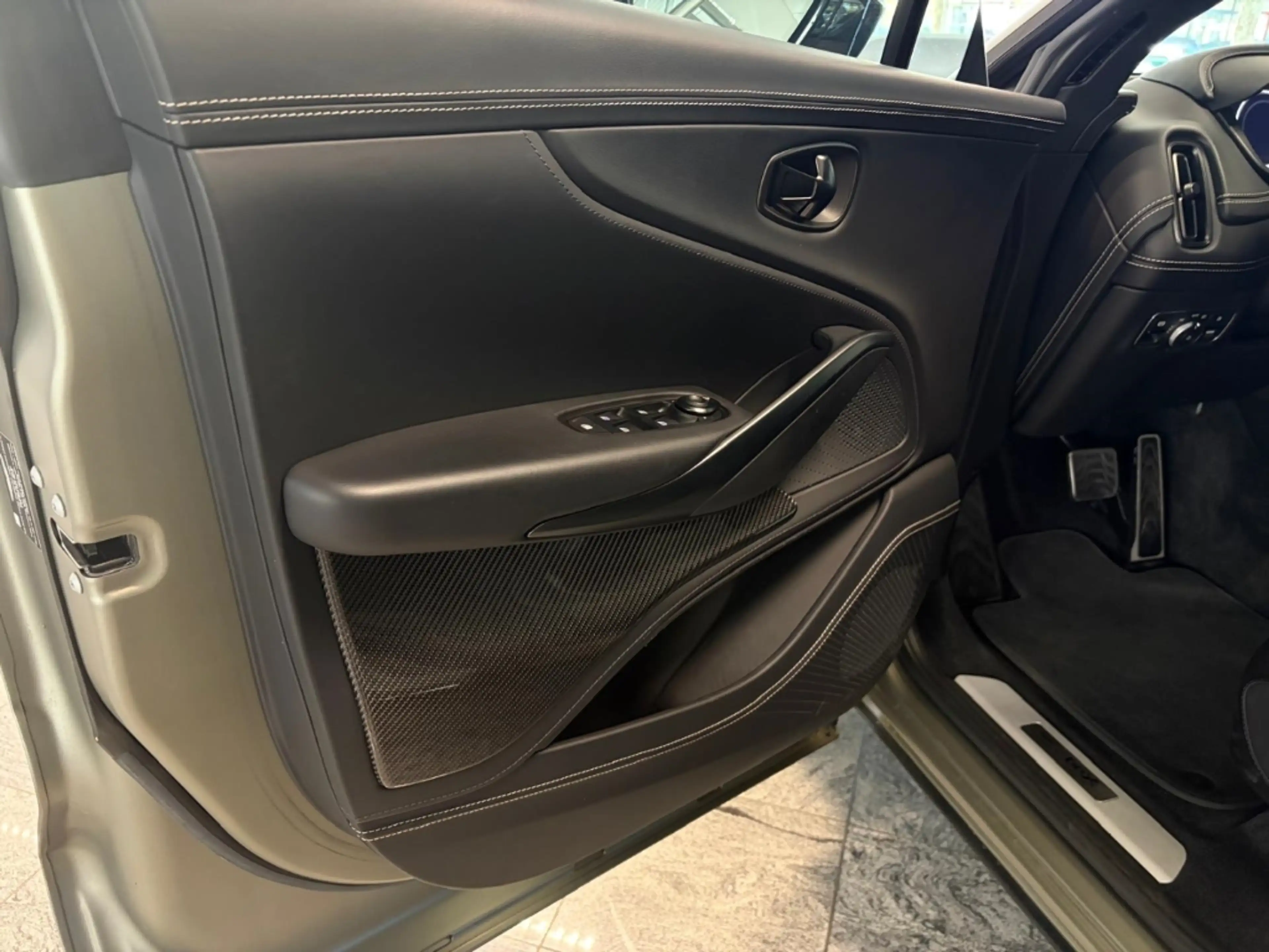 Aston Martin DBX 707 Satin Titanium Grey / Onyx Black — photo 11