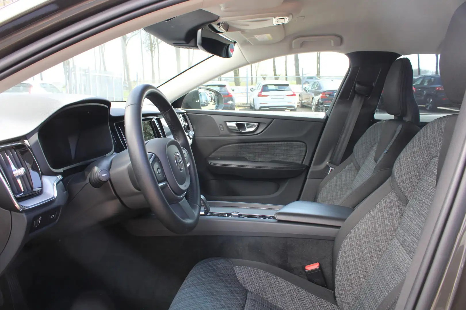 Volvo V60 B3 Automaat Momentum |Navigatie| Stoelverwarming v Grijs - 2
