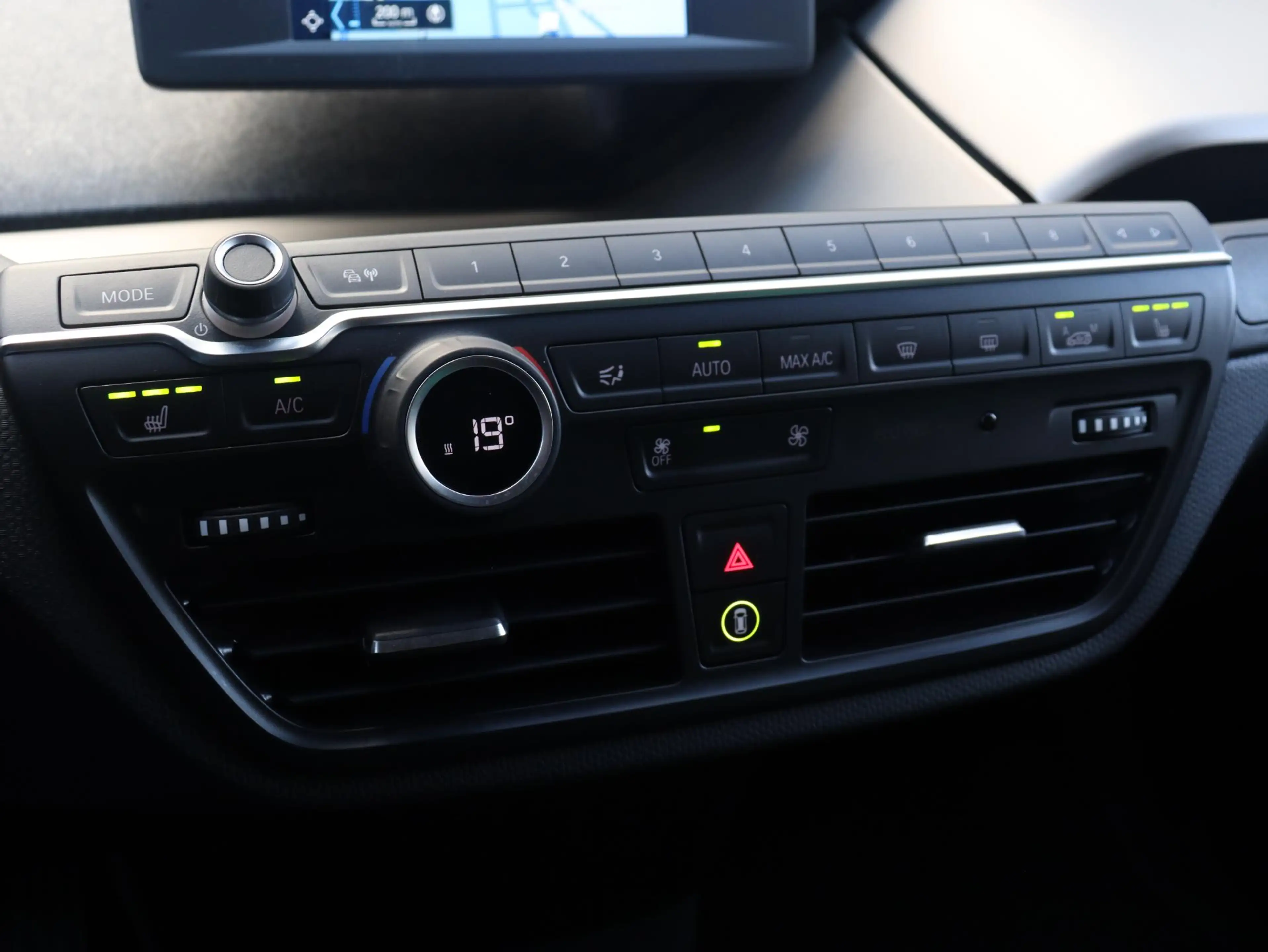 BMW i3 120Ah 42 kWh | Comfort Pack | Driving Assistant Pl — photo 15