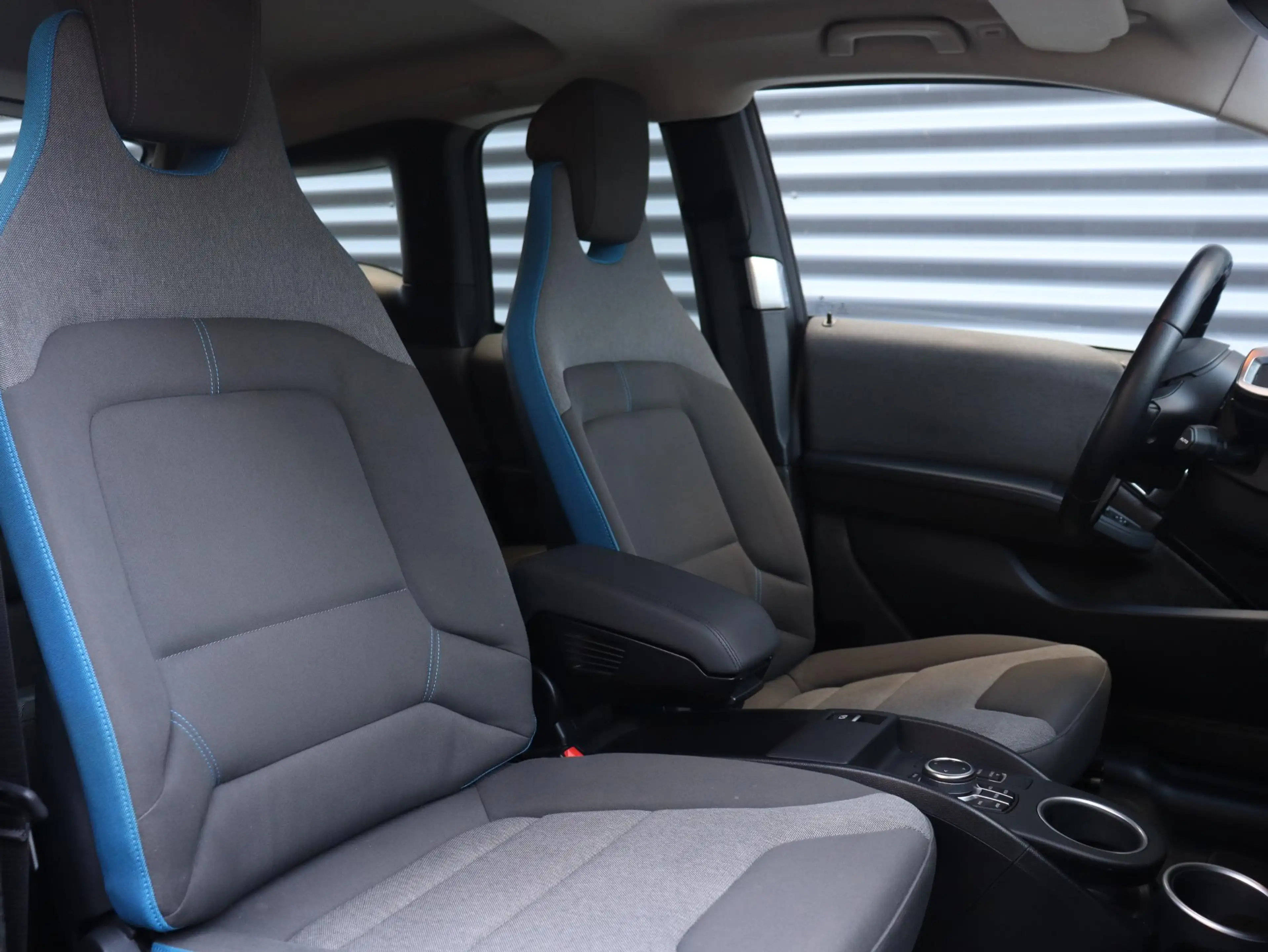 BMW i3 120Ah 42 kWh | Comfort Pack | Driving Assistant Pl — photo 8