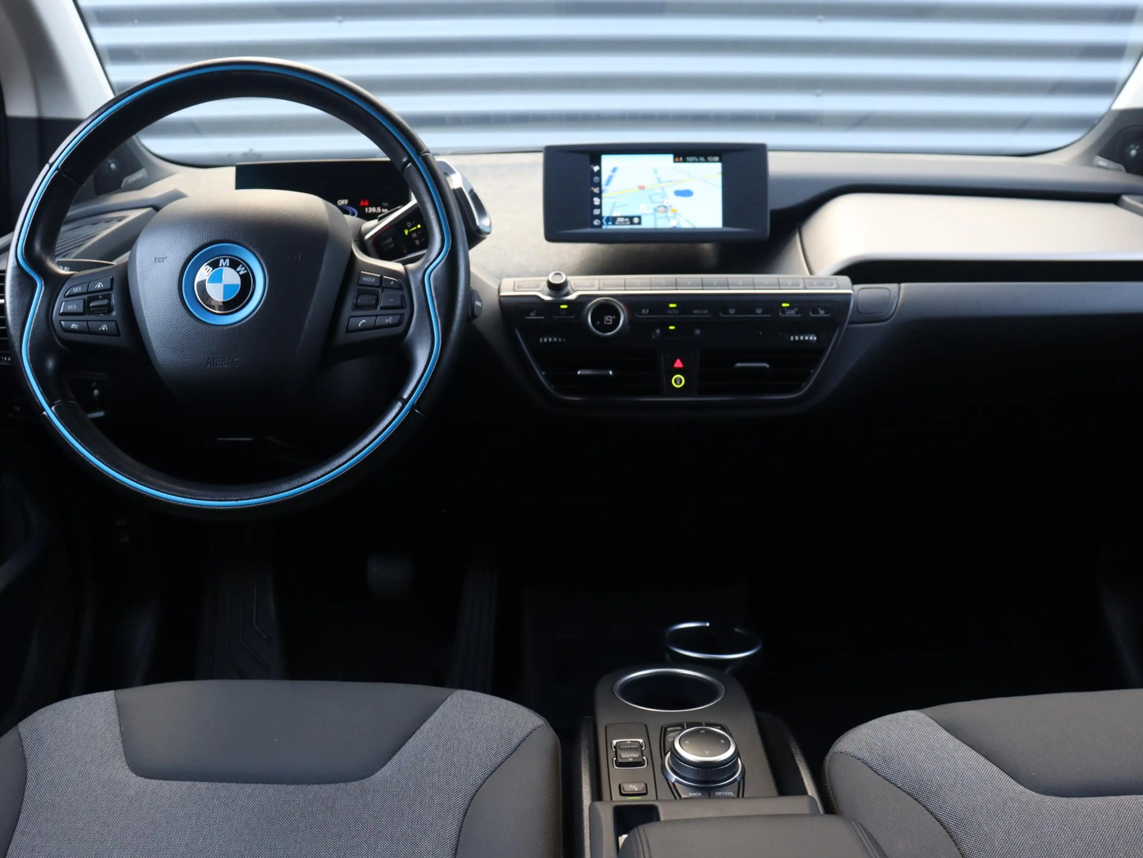 BMW i3 120Ah 42 kWh | Comfort Pack | Driving Assistant Pl — photo 11