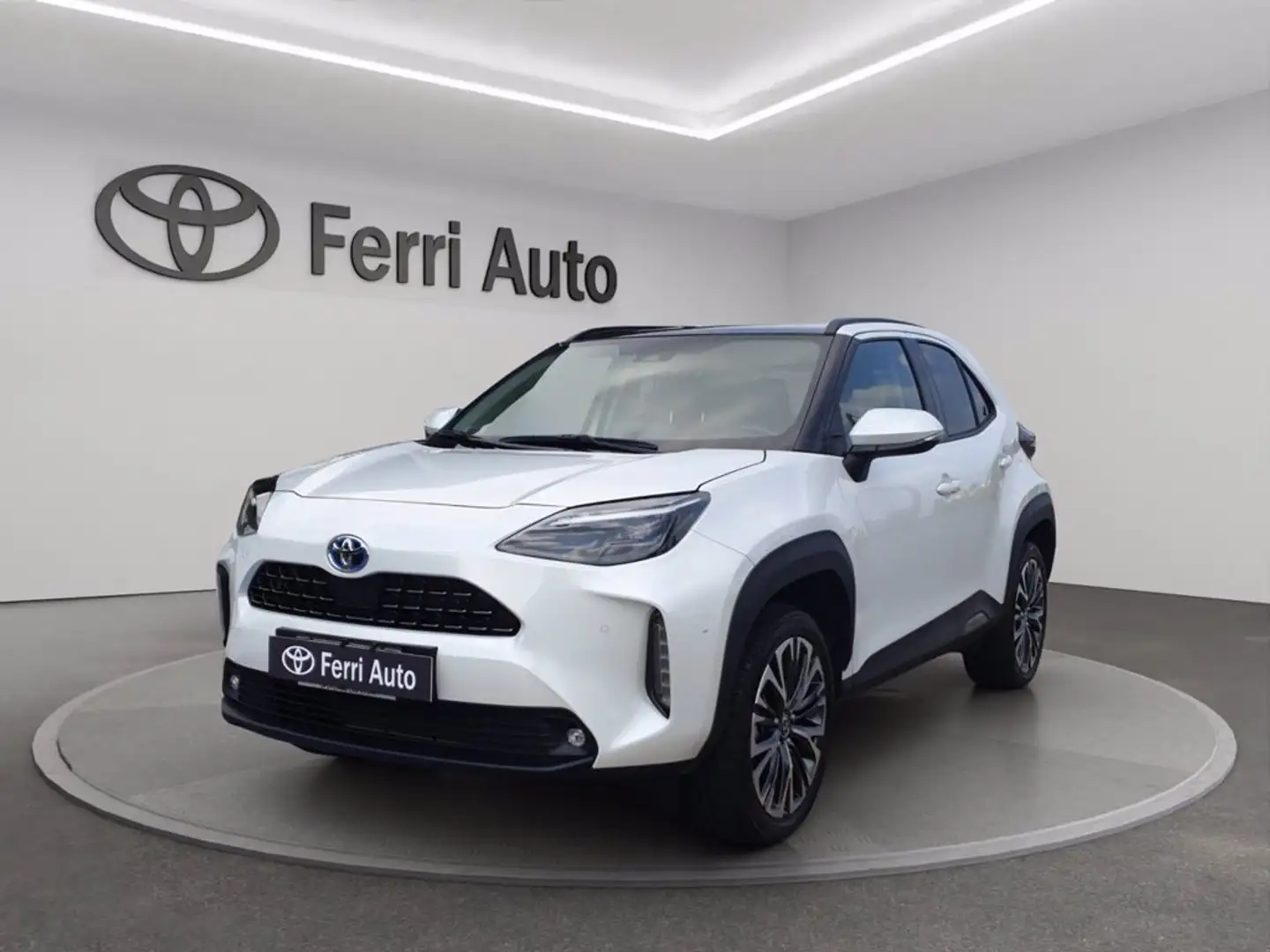 Toyota Yaris Cross 1.5h lounge fwd 116cv e-cvt White - 1