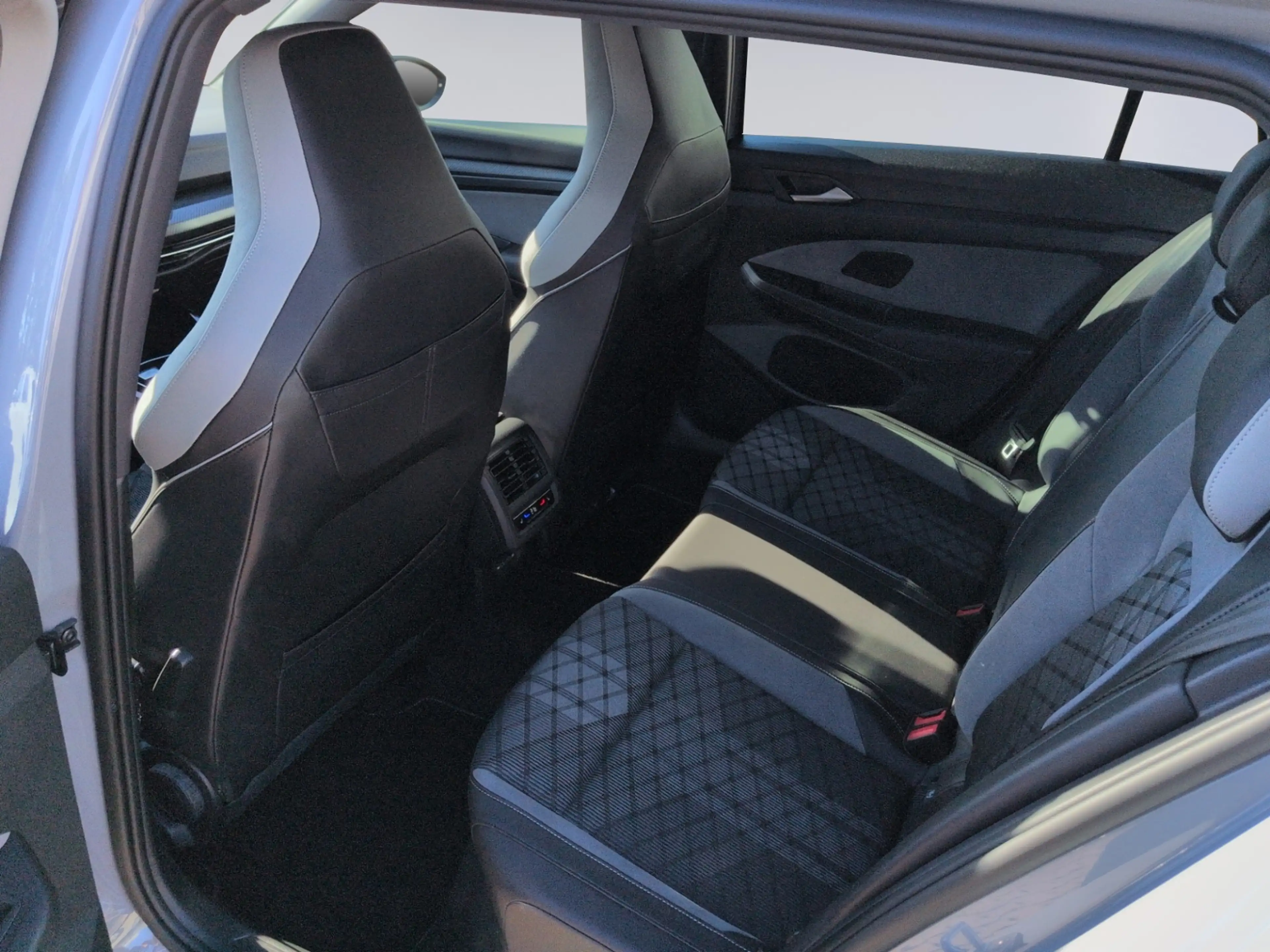 Volkswagen Golf Variant VIII Variant 2.0 TSI DSG R-Line STHZ+AHK+ — photo 13