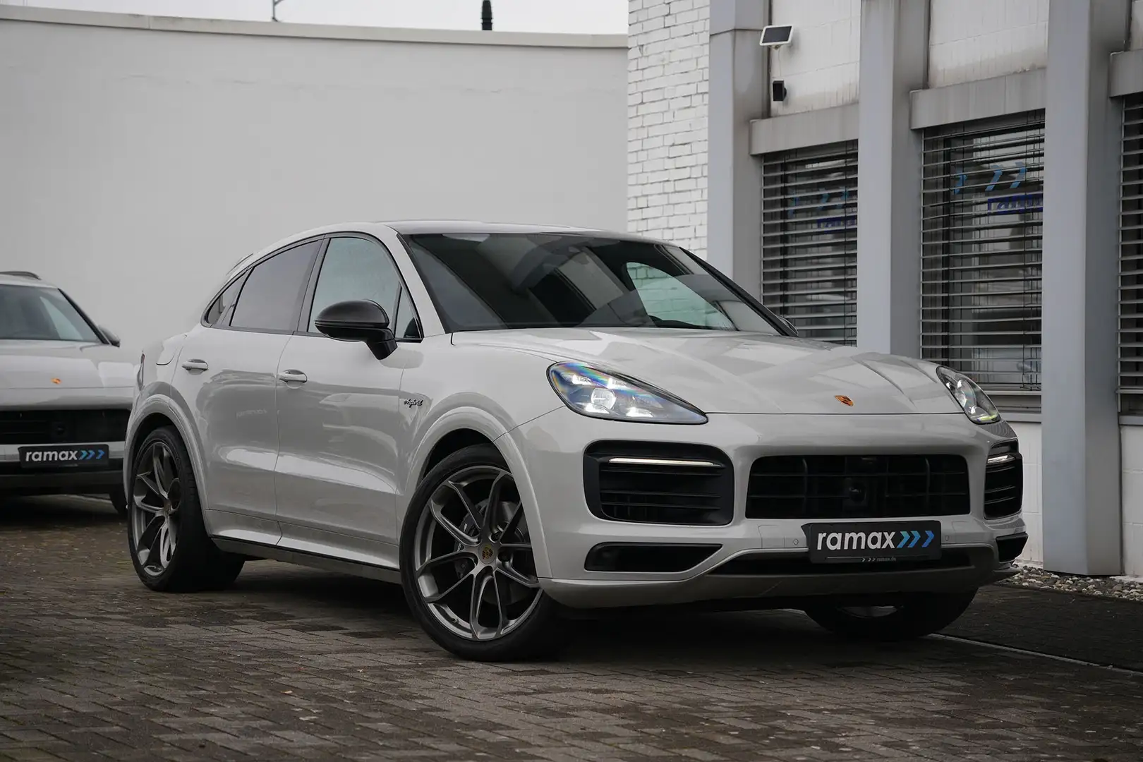 Porsche Cayenne E-Hybrid Coupé LEICHTBAU SPORTPAKET-ACC-BOSE-22 Grau - 2
