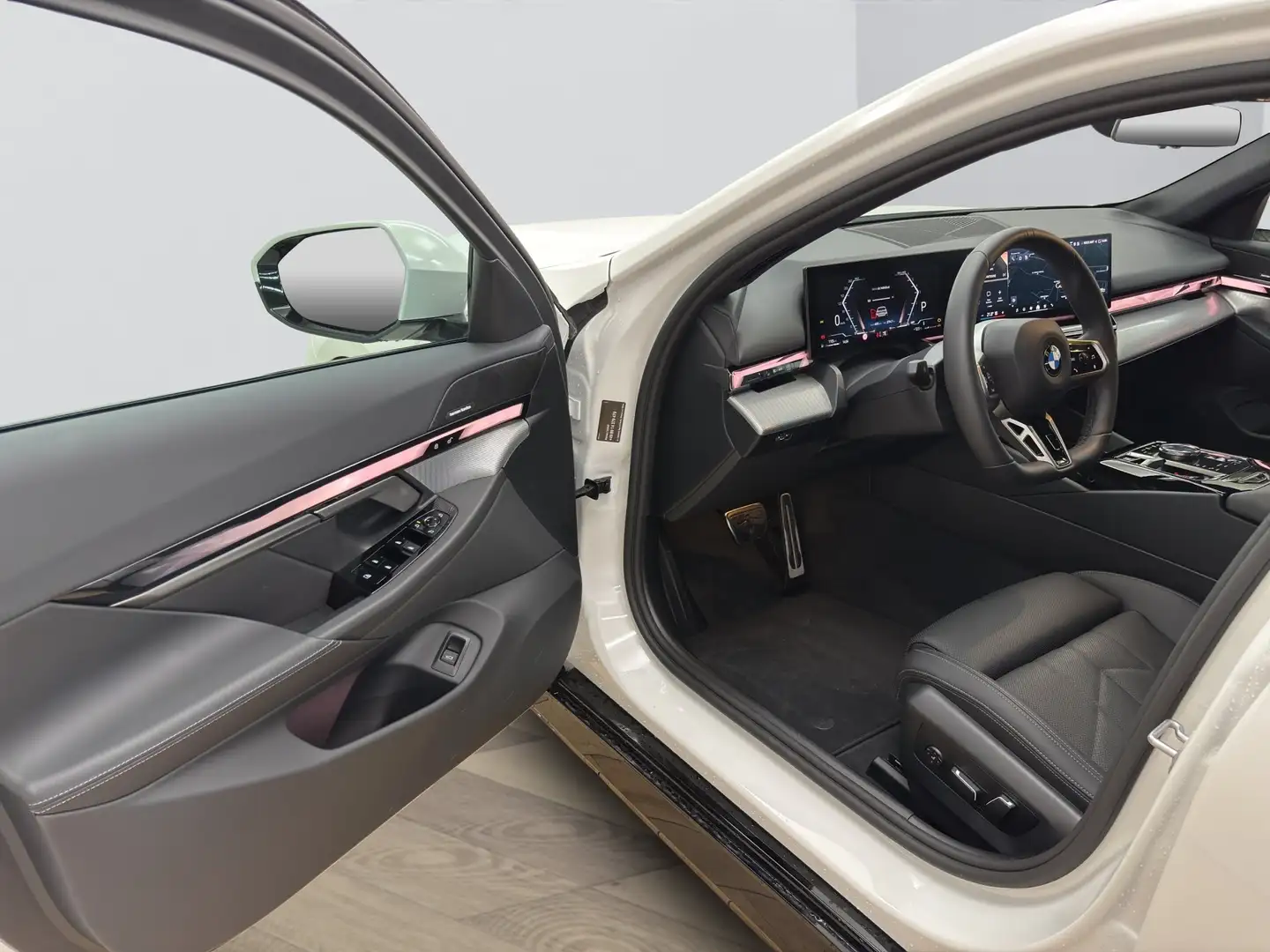 BMW 520 d Touring [M Sport, AHK, ACC, RFK, h&k Sound] Weiß - 2