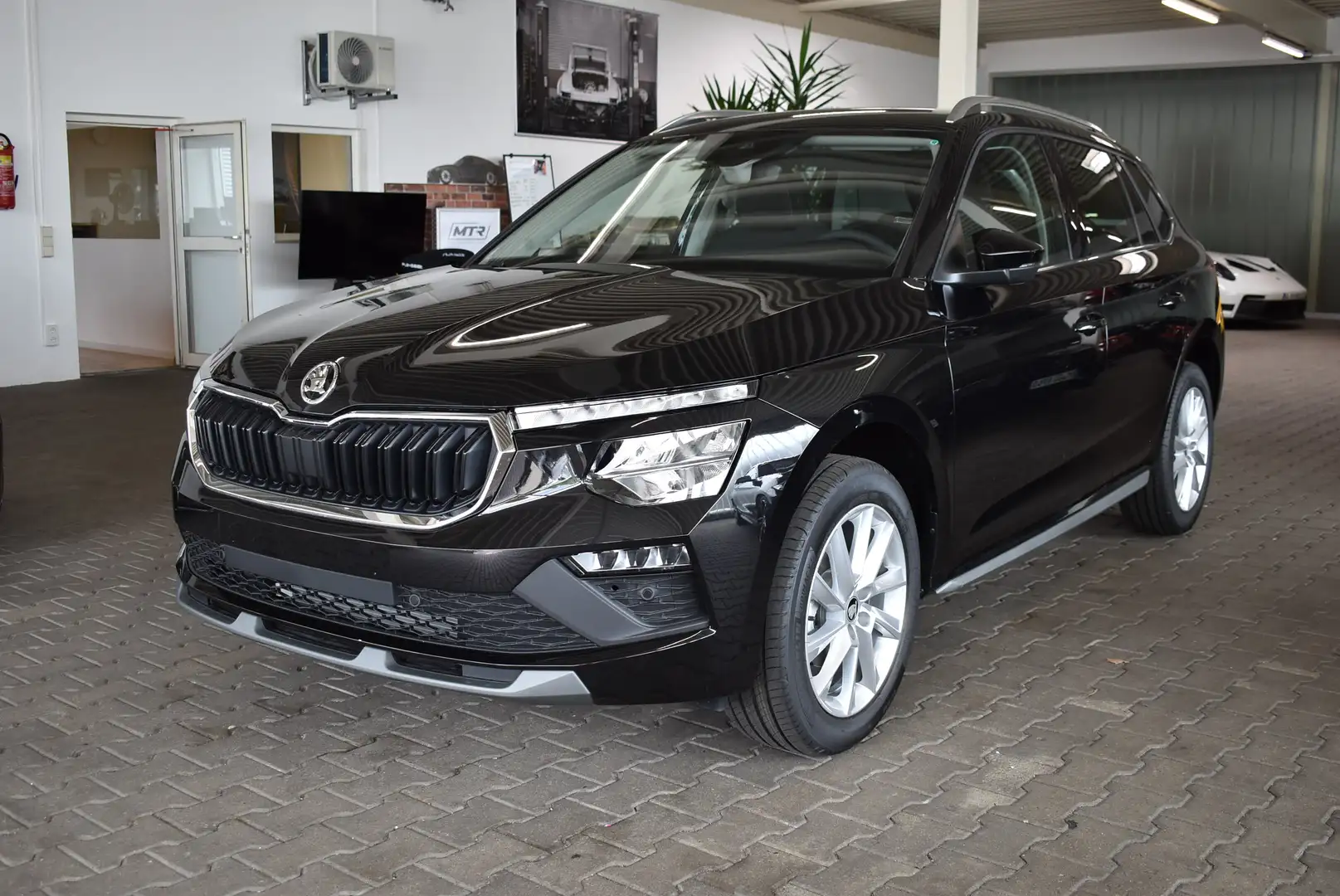 Skoda Kamiq 1.5 TSI Selection 130 Jahre AHK APP Zwart - 1