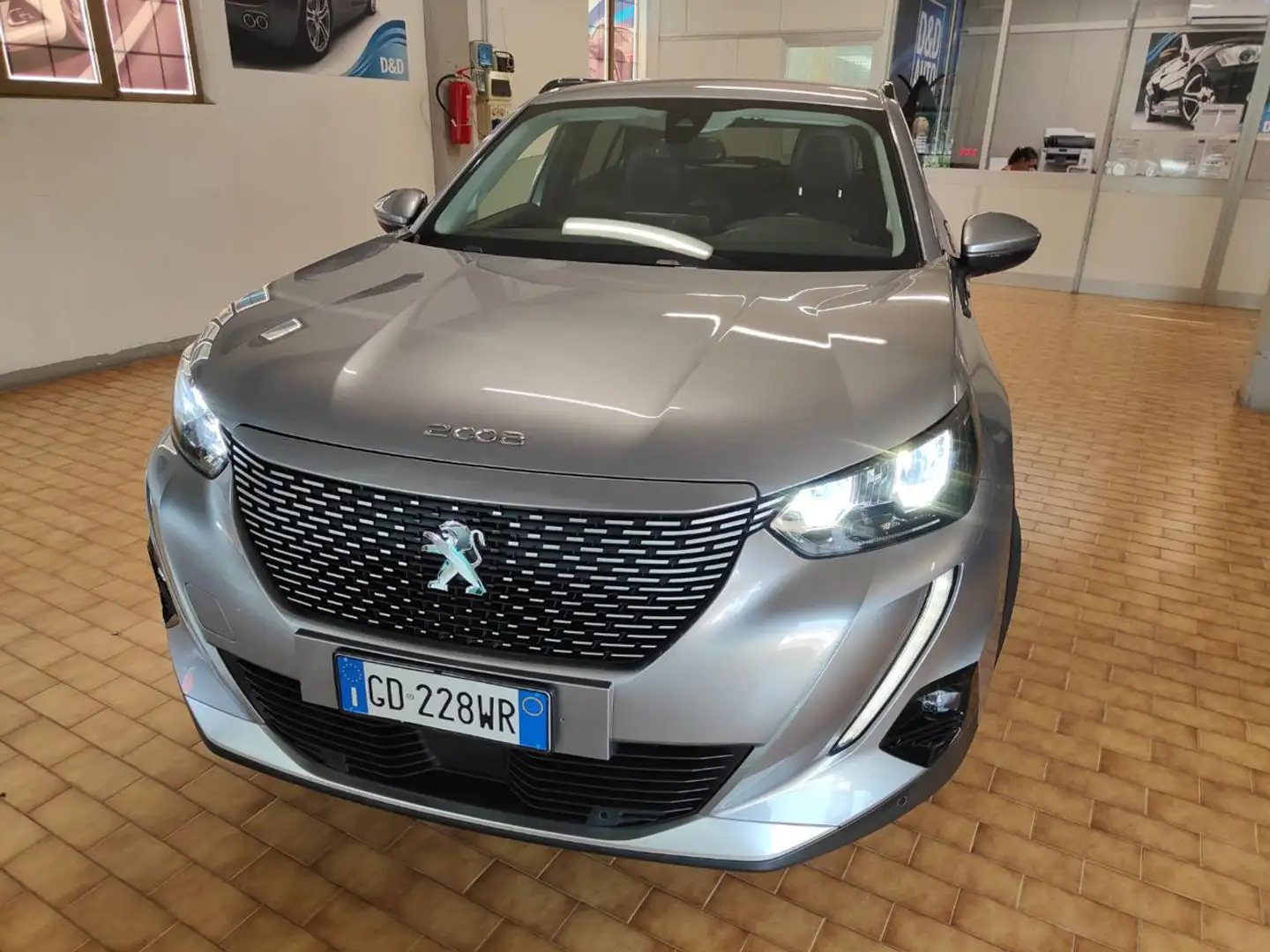 Peugeot 2008 motore elettrico 136 CV Allure Gris - 2