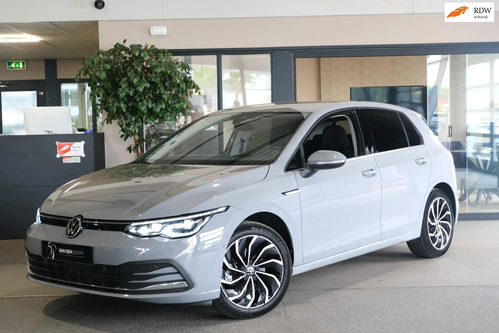 Volkswagen Golf 1.5 eTSI Style 150pk Navi ACC PDC Massage Dodehoek Gris - 1