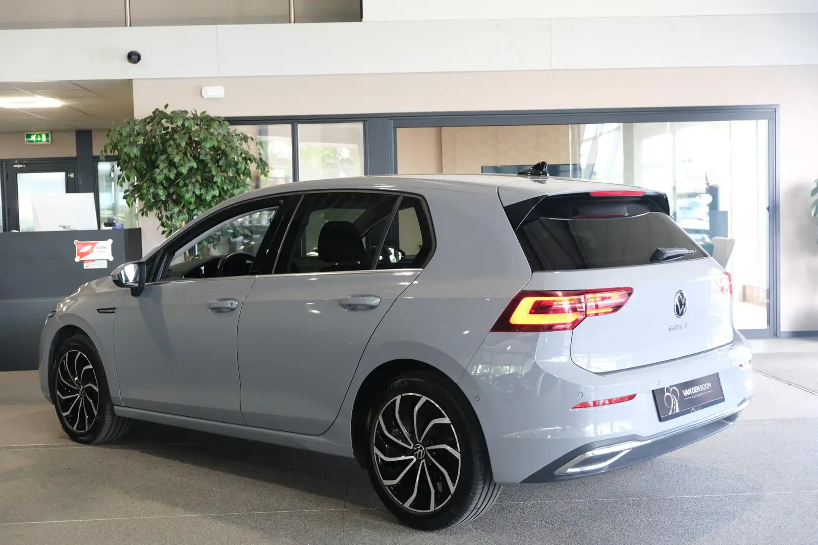 Volkswagen Golf 1.5 eTSI Style 150pk Navi ACC PDC Massage Dodehoek Gris - 2
