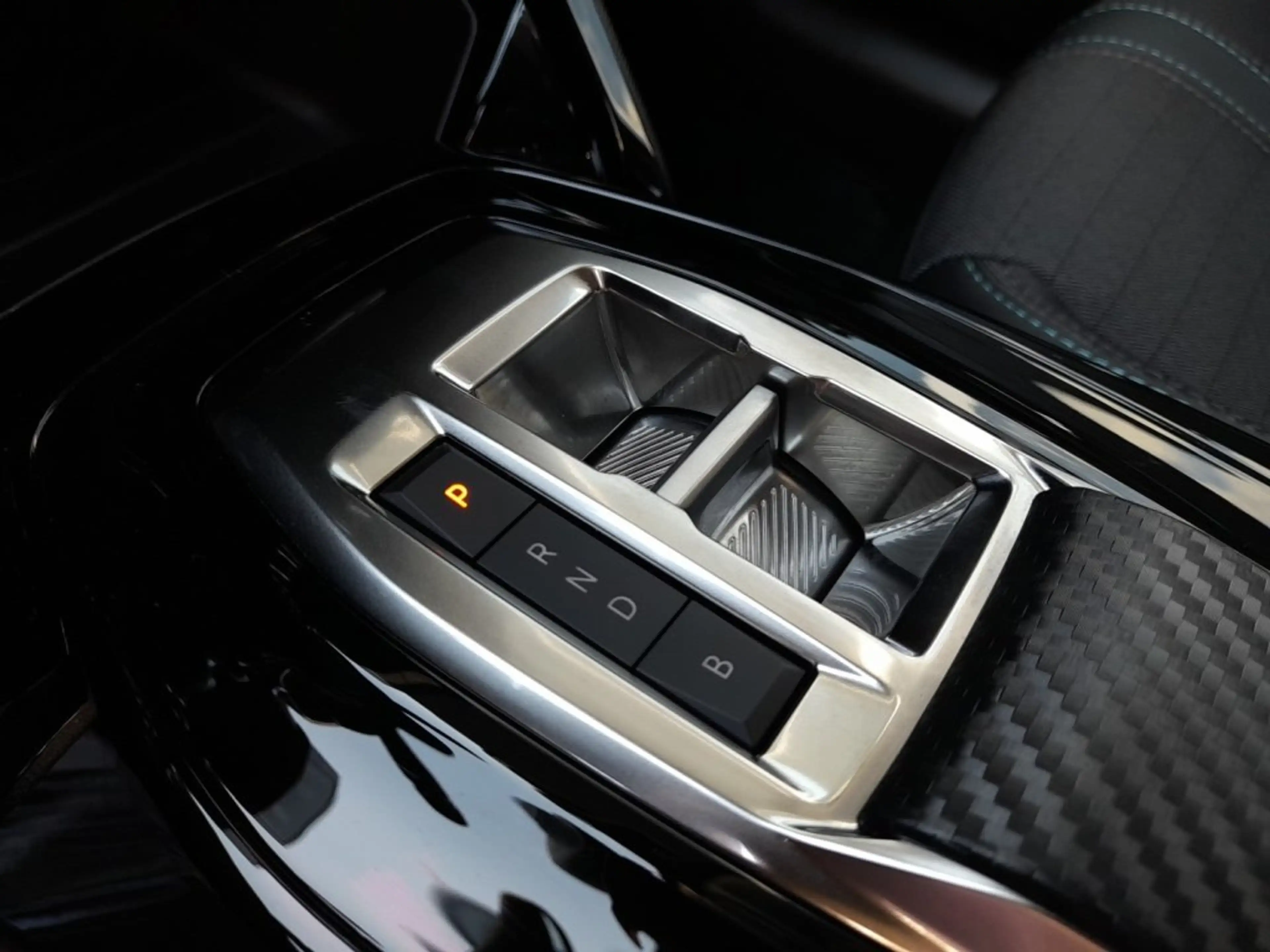 Peugeot e-208 ALLURE Aut. *VOLL LED / NAVI / KAMERA / TEMPOMAT / SHZG / KLIMAAUT.* — photo 8