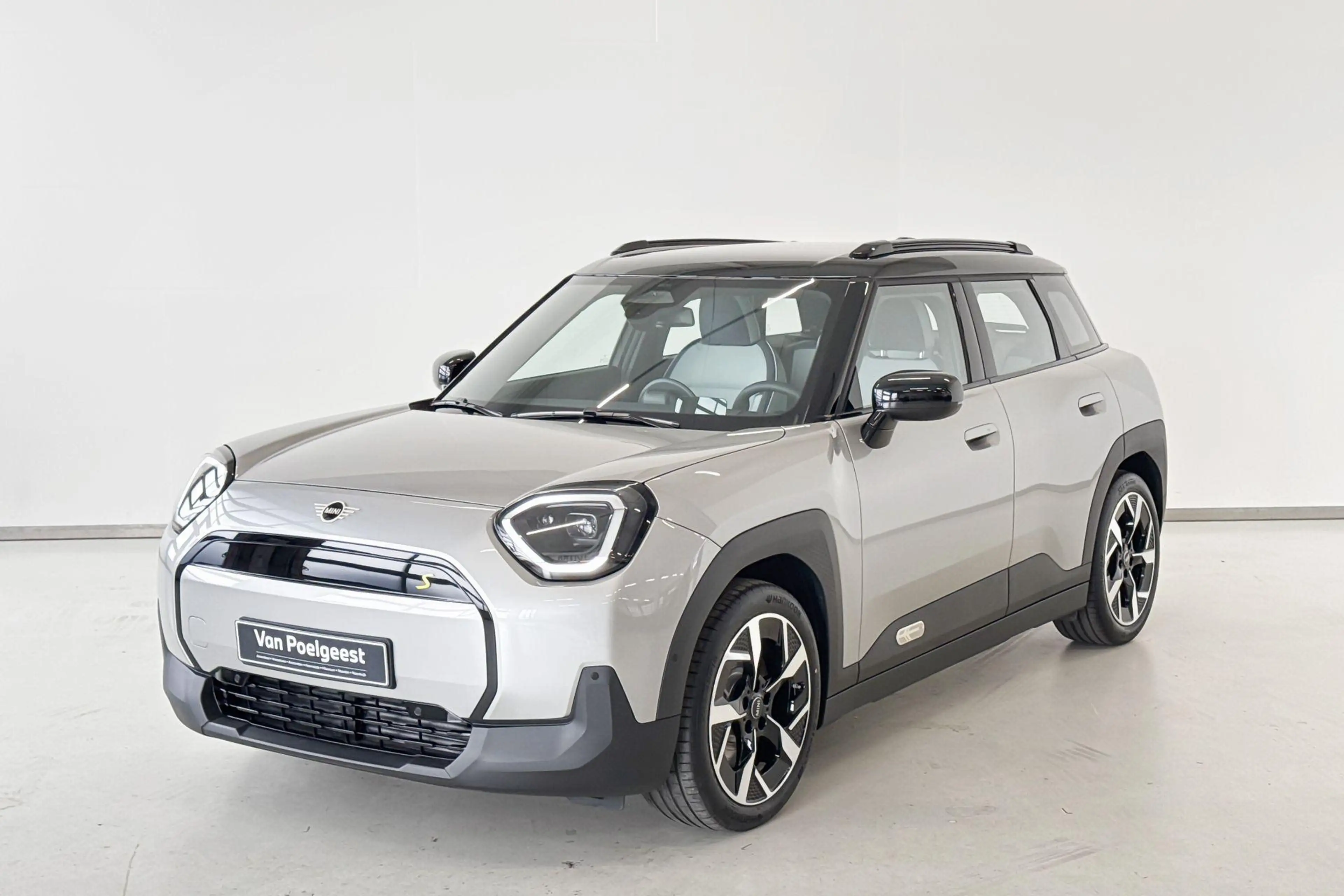 MINI Aceman SE Classic S 54.2 kWh | 18 inch Slide Spoke 2-tone — photo 2
